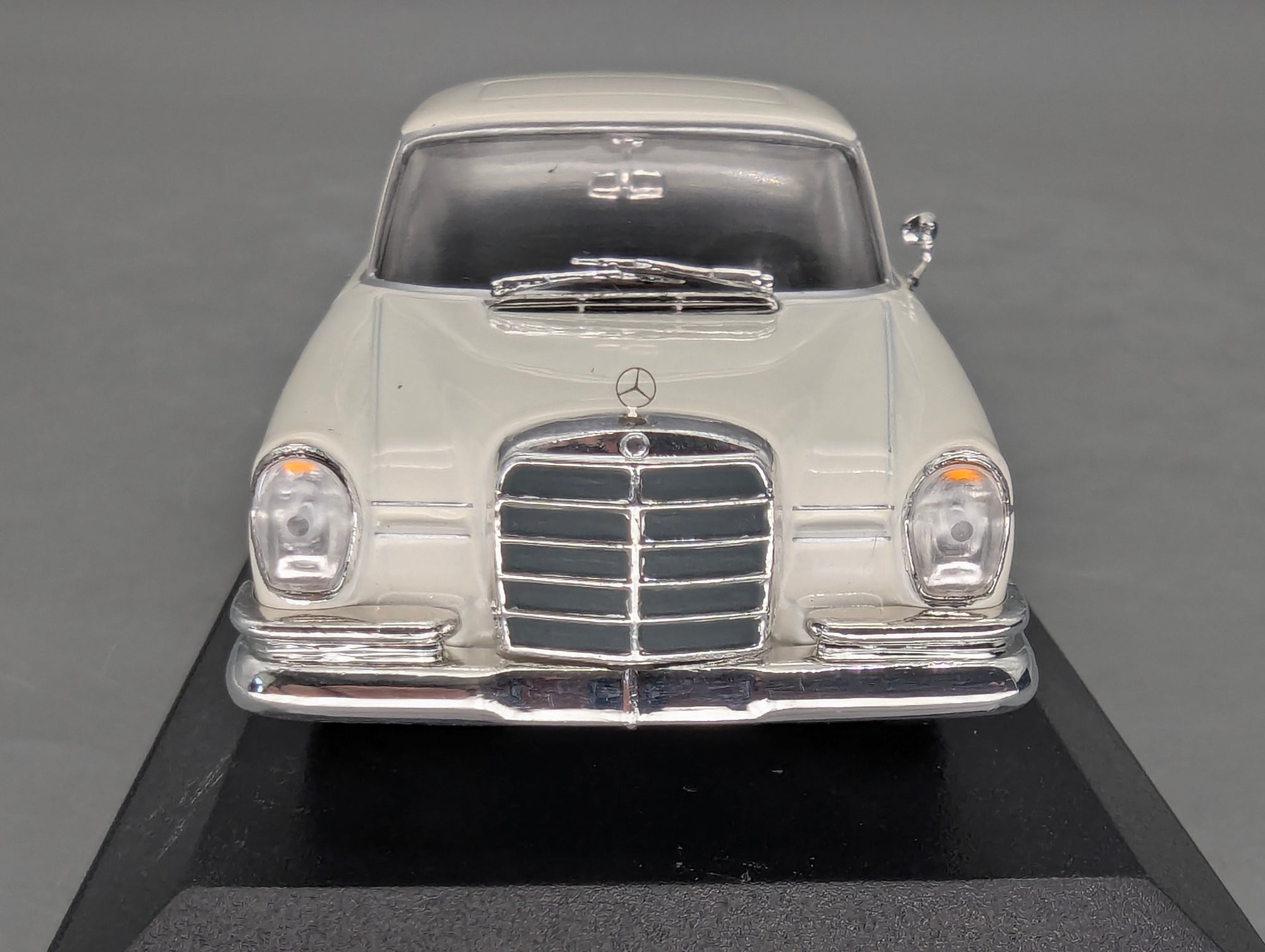 Modellautos 1:43 Minichamps Mercedes-Benz 300 SEL 6.3 1968 Weiß mit OVP
