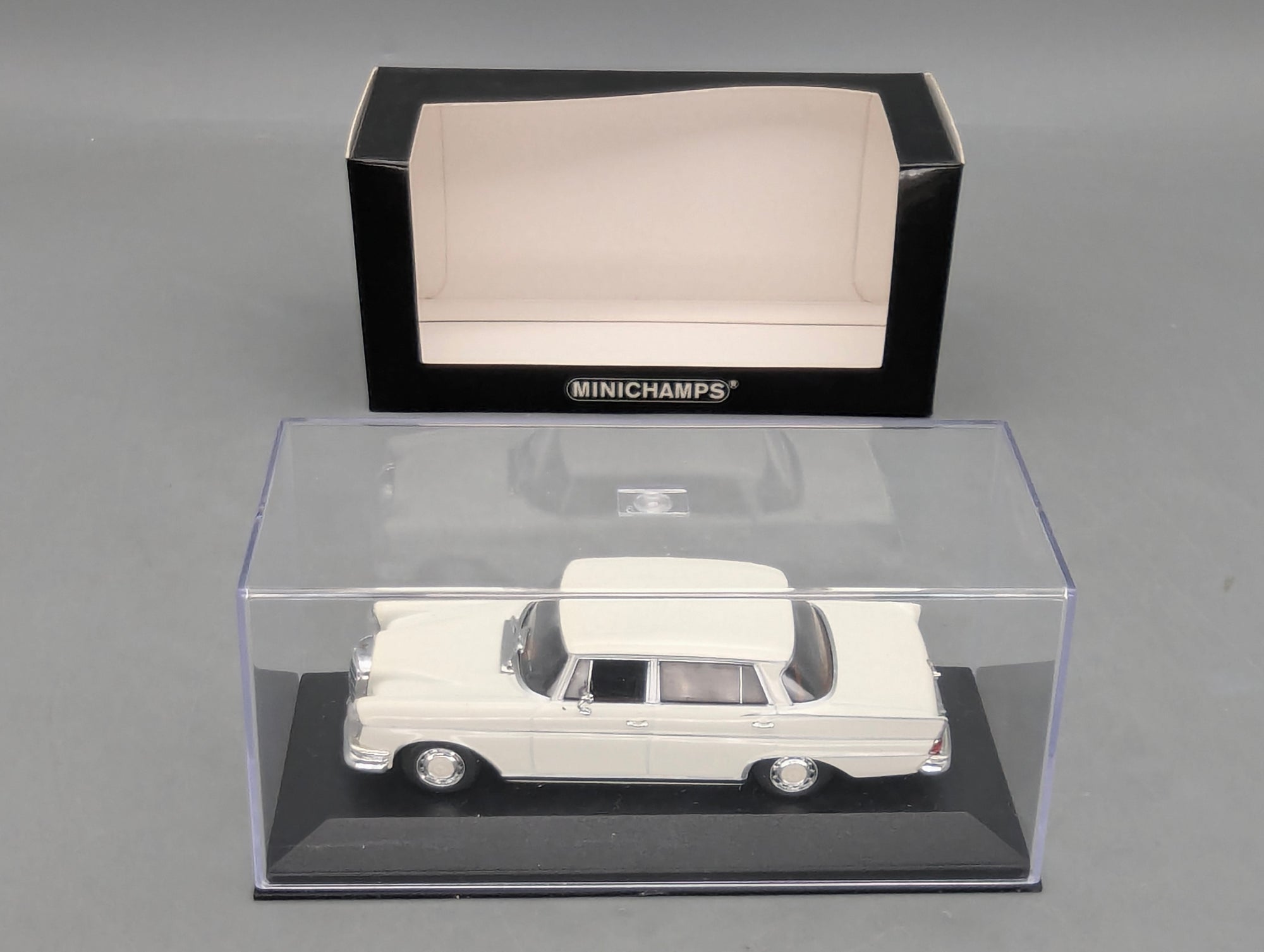 Modellautos 1:43 Minichamps Mercedes-Benz 300 SEL 6.3 1968 Weiß mit OVP