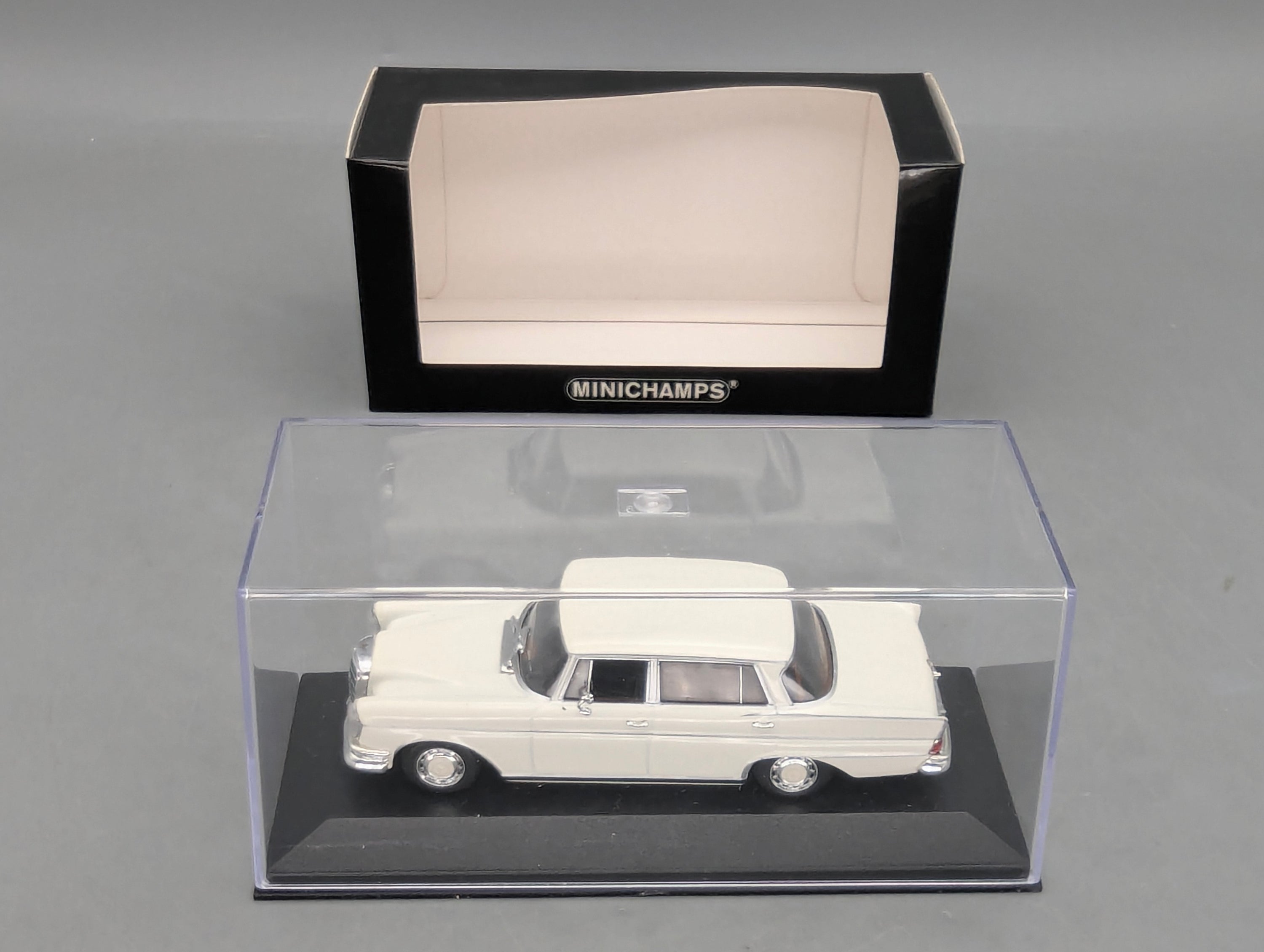 Modellautos 1:43 Minichamps Mercedes-Benz 300 SEL 6.3 1968 Weiß mit OVP