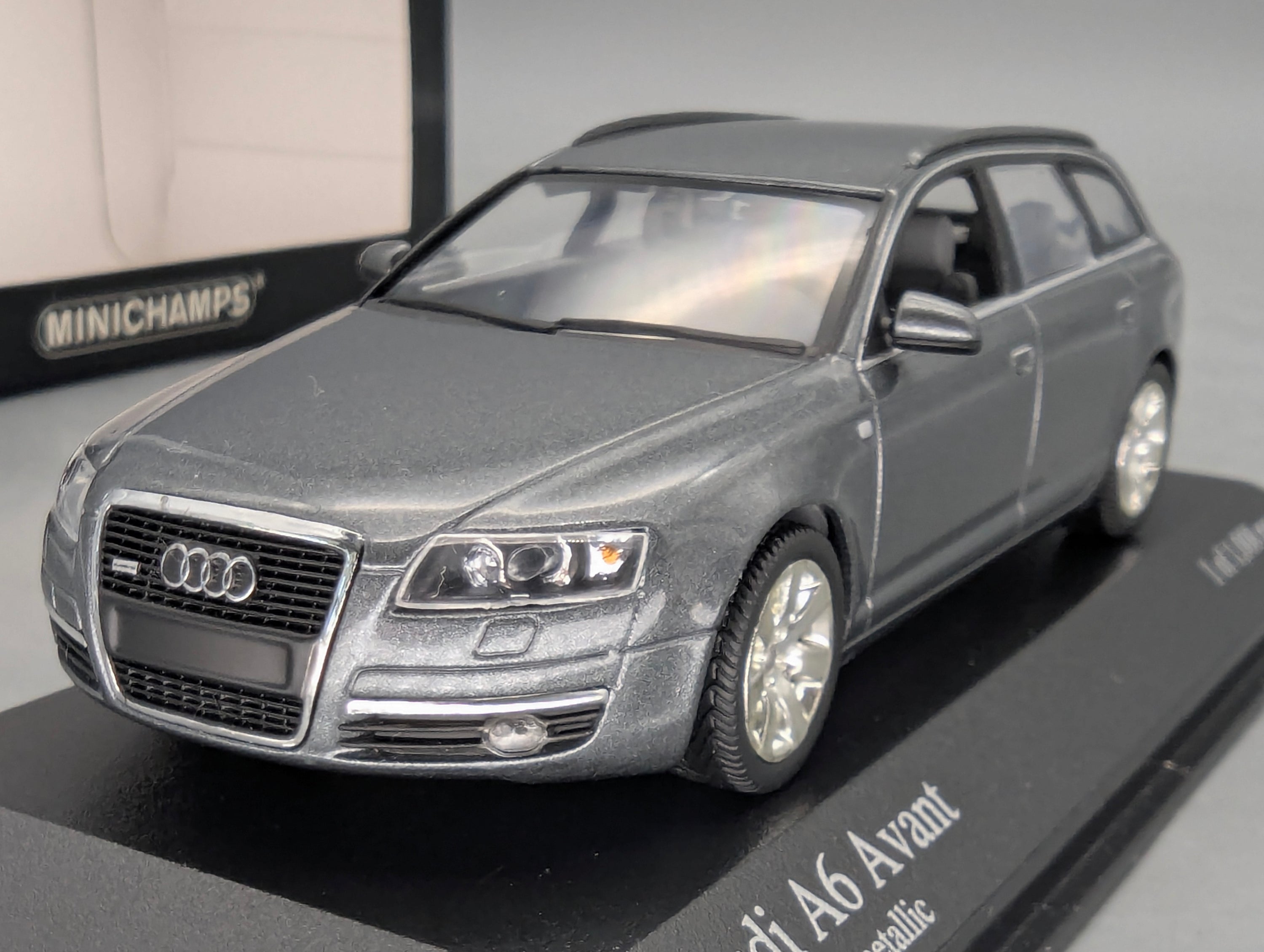 Modellautos 1:43 Minichamps Audi A6 Avant Atlasgrau Metallic mit OVP