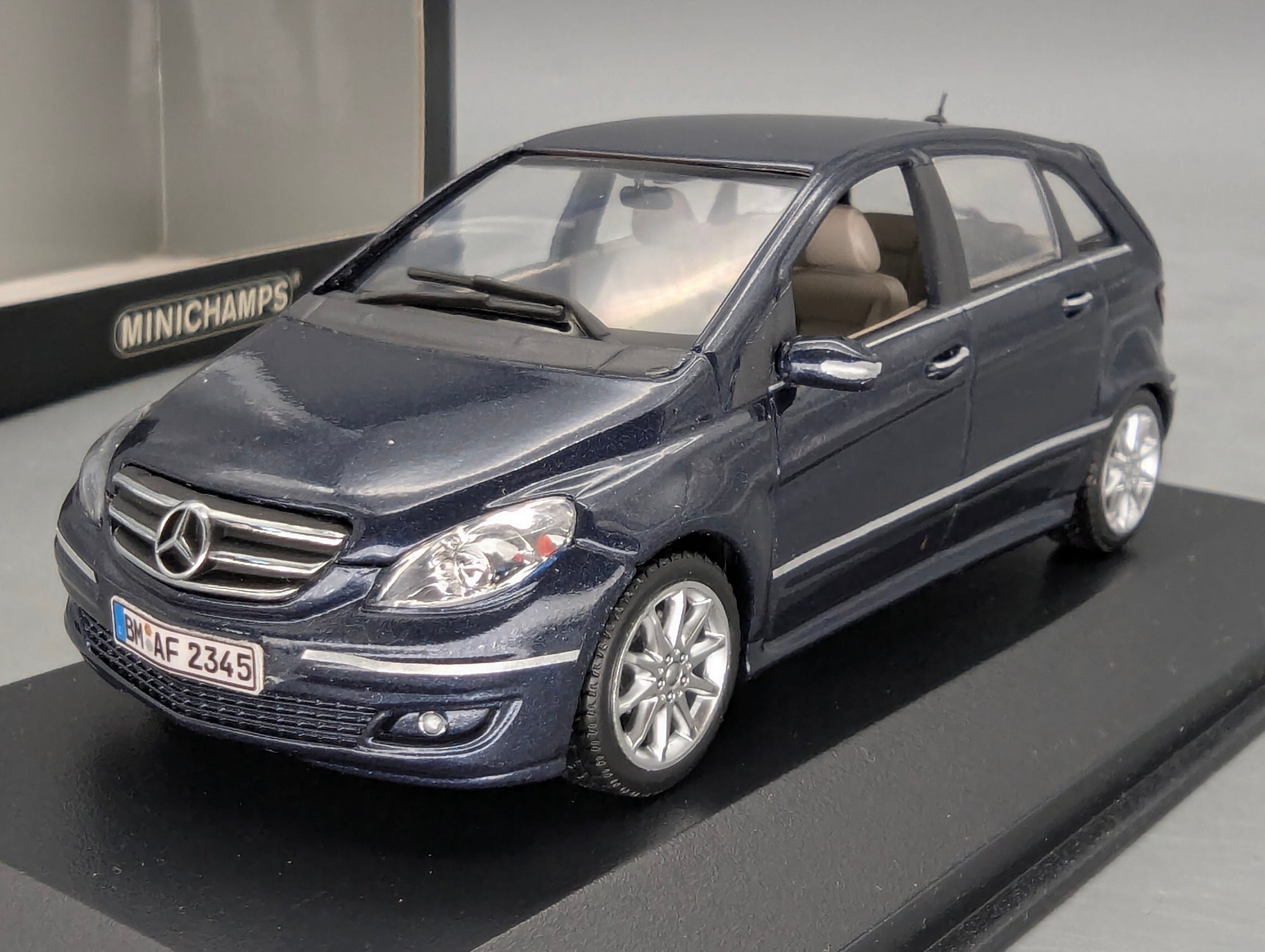 Modellautos 1:43 Minichamps Mercedes-Benz B-Klasse B200 Sport Midnight Blue mit OVP