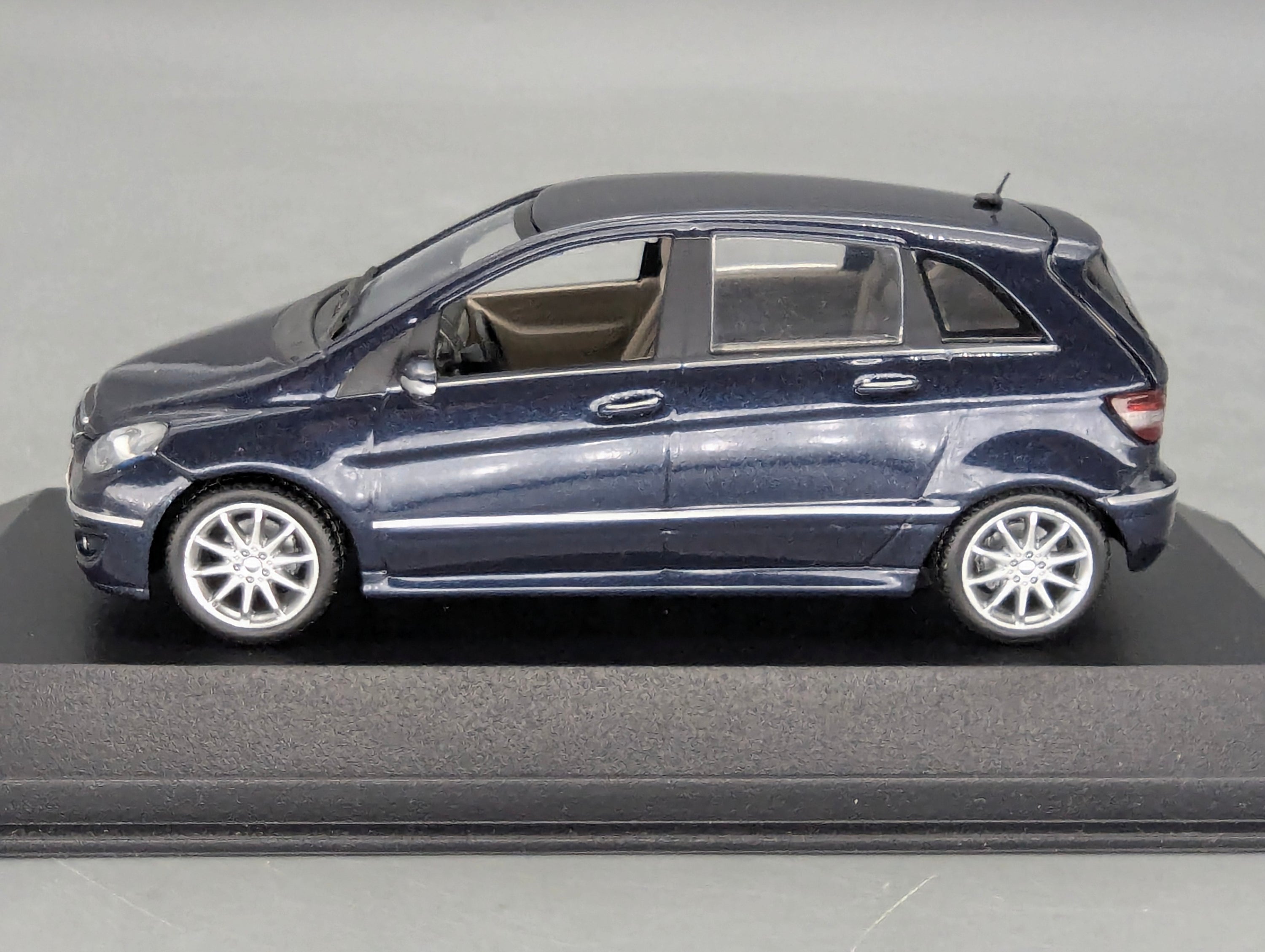 Modellautos 1:43 Minichamps Mercedes-Benz B-Klasse B200 Sport Midnight Blue mit OVP