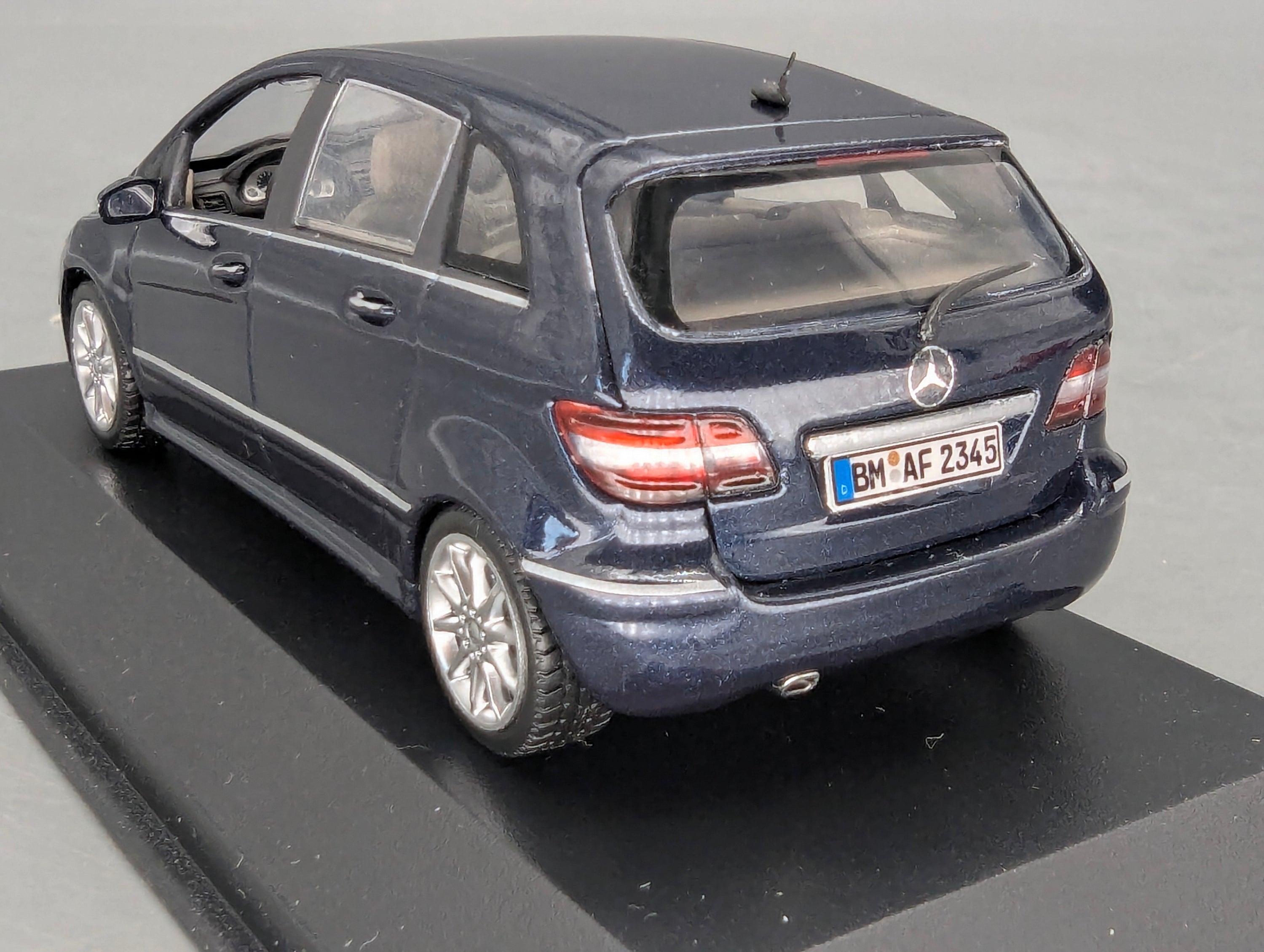 Modellautos 1:43 Minichamps Mercedes-Benz B-Klasse B200 Sport Midnight Blue mit OVP