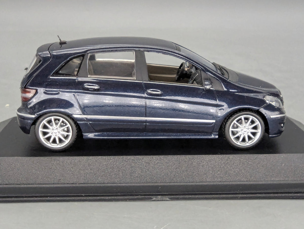 Modellautos 1:43 Minichamps Mercedes-Benz B-Klasse B200 Sport Midnight Blue mit OVP