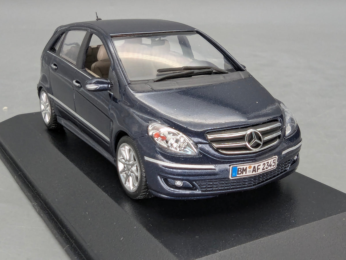 Modellautos 1:43 Minichamps Mercedes-Benz B-Klasse B200 Sport Midnight Blue mit OVP