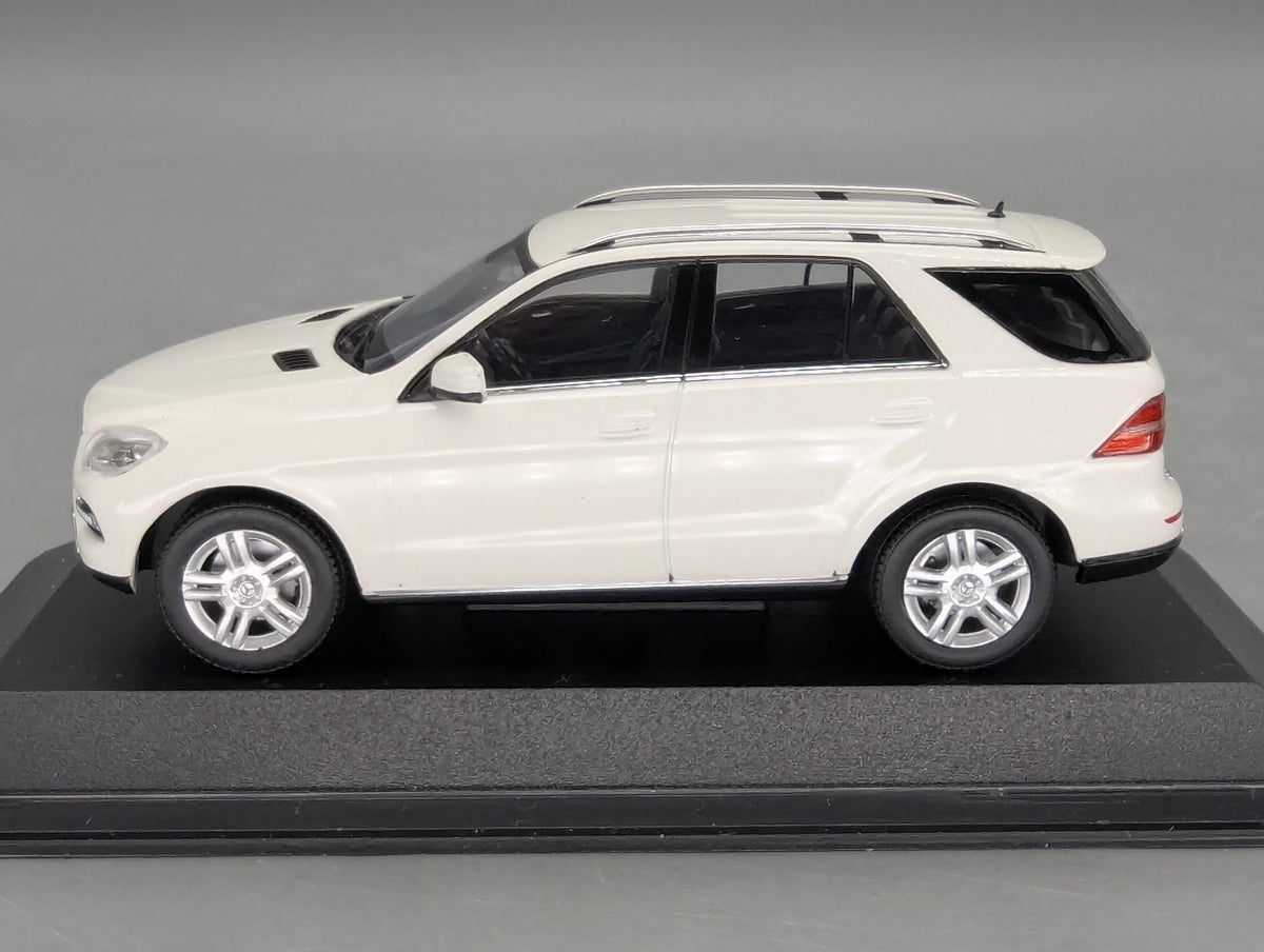 Modellautos 1:43 Minichamps Mercedes-Benz M-Klasse W166 2011 Weiß mit OVP