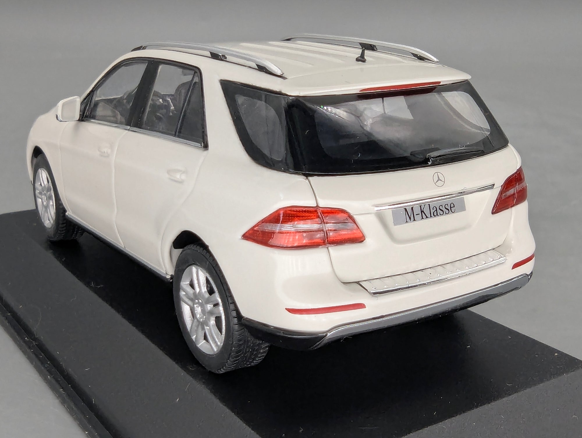 Modellautos 1:43 Minichamps Mercedes-Benz M-Klasse W166 2011 Weiß mit OVP