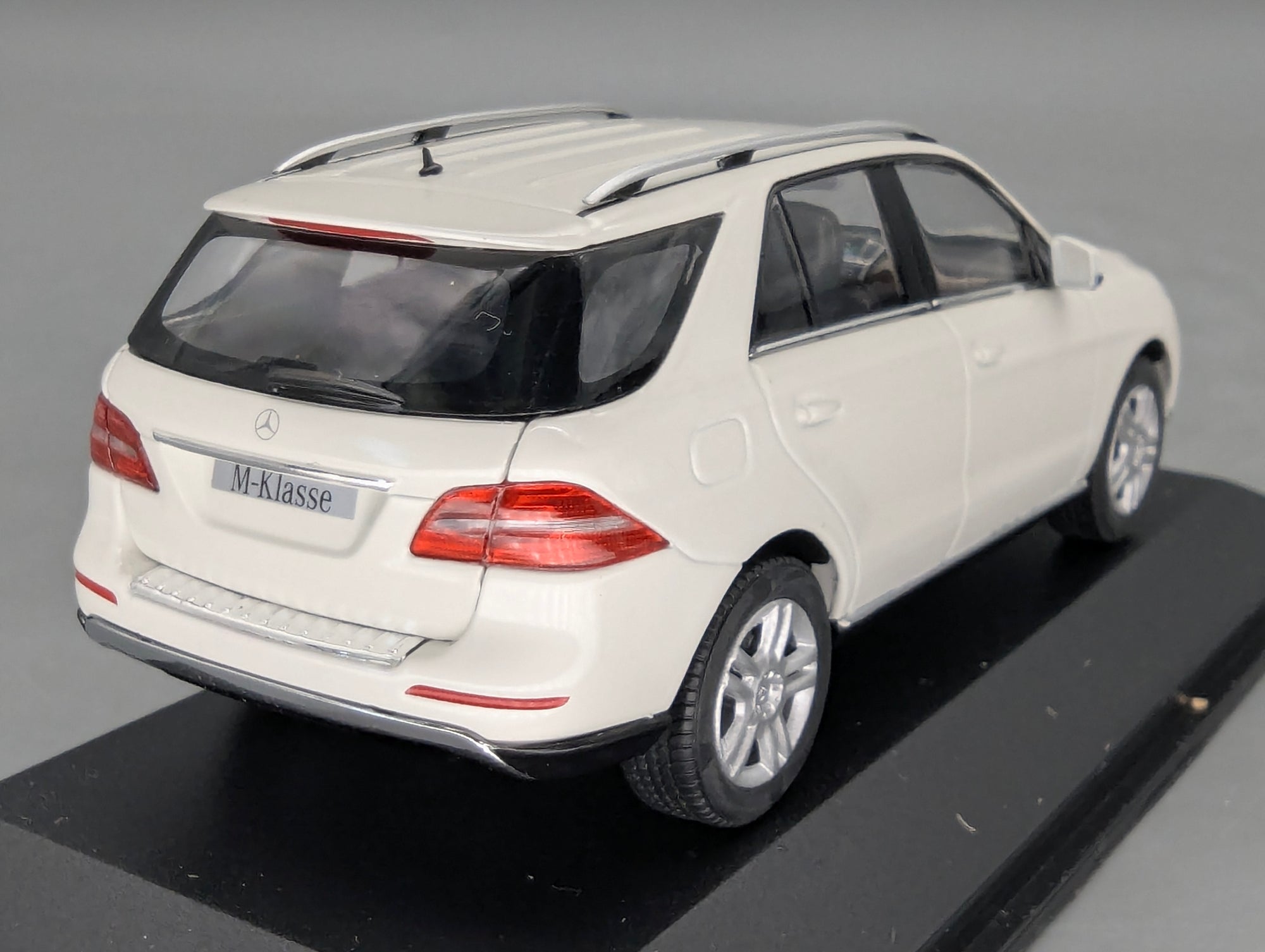 Modellautos 1:43 Minichamps Mercedes-Benz M-Klasse W166 2011 Weiß mit OVP