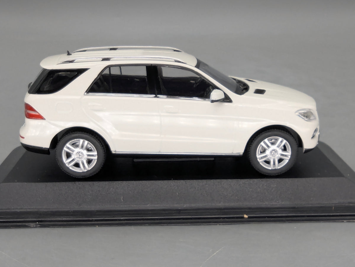 Modellautos 1:43 Minichamps Mercedes-Benz M-Klasse W166 2011 Weiß mit OVP