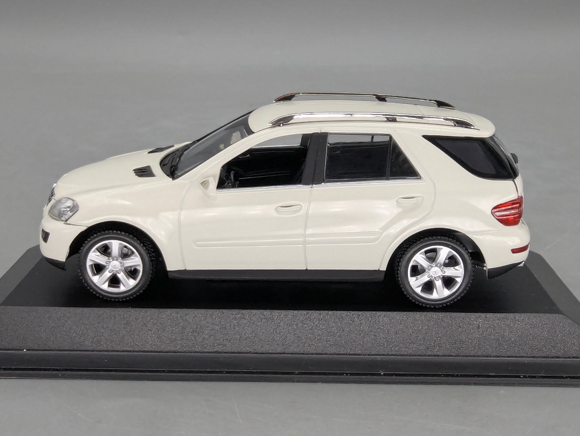 Modellautos 1:43 Minichamps Mercedes-Benz M-Klasse W164 2005 Weiß mit OVP