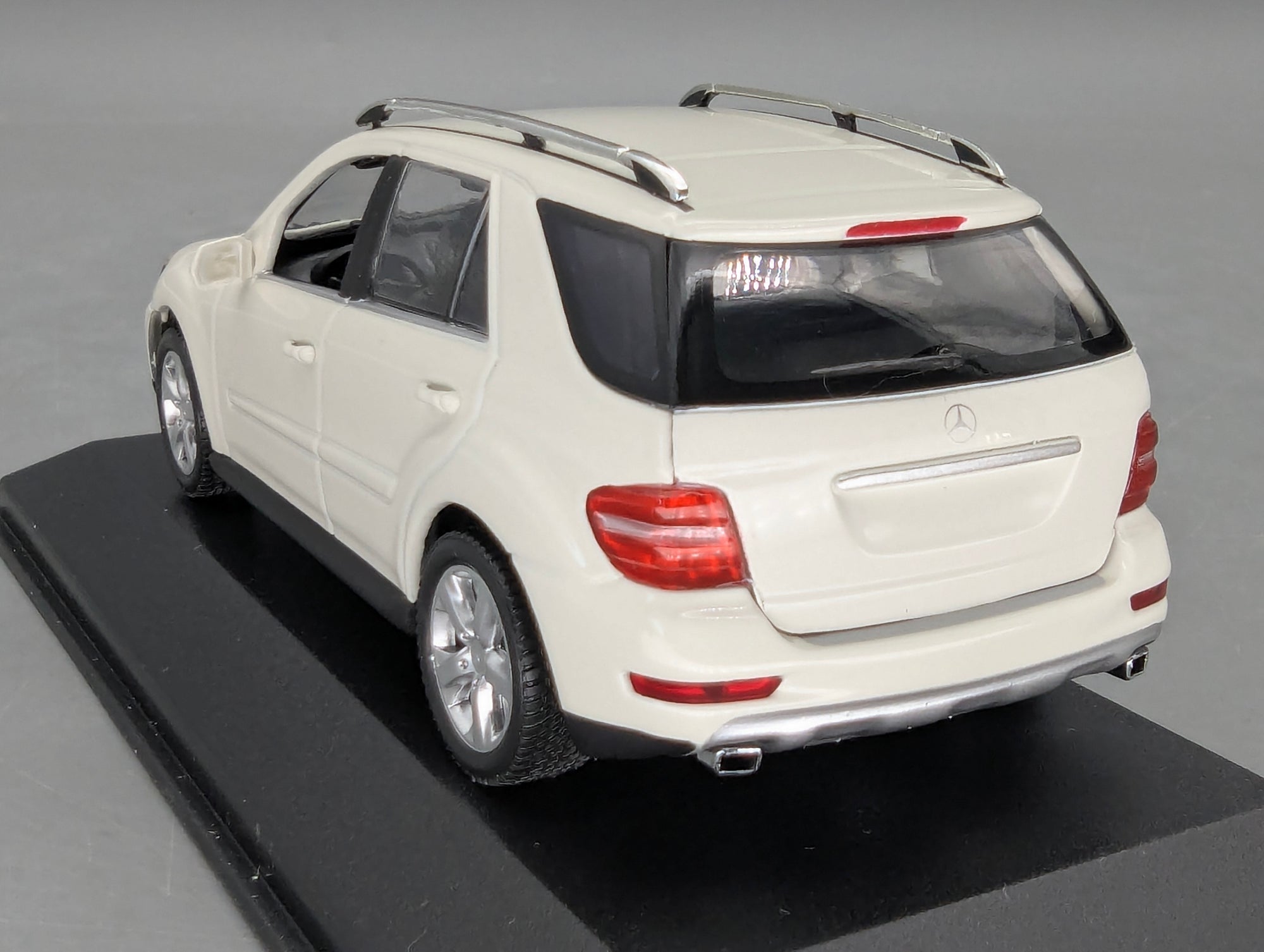 Modellautos 1:43 Minichamps Mercedes-Benz M-Klasse W164 2005 Weiß mit OVP