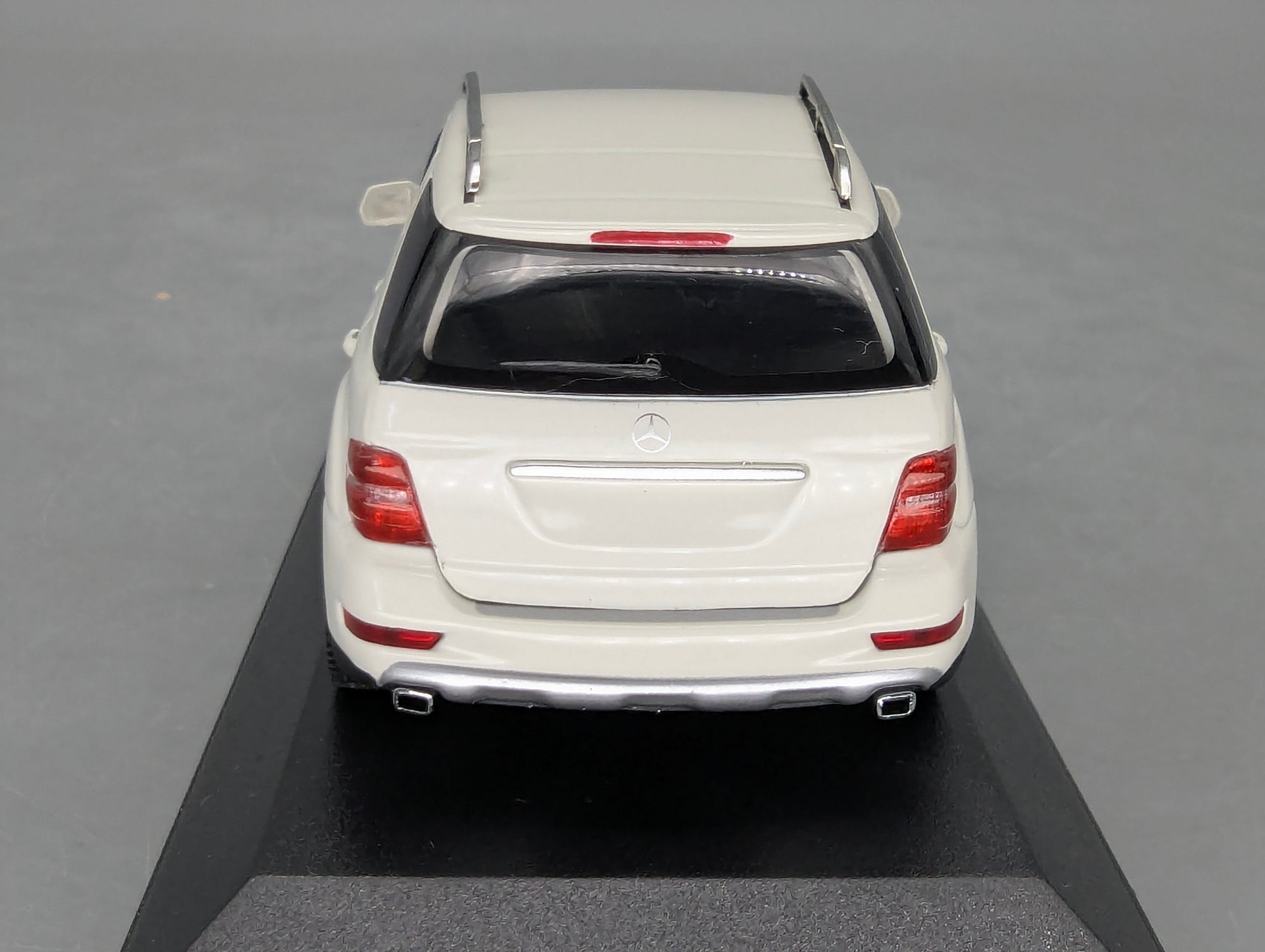 Modellautos 1:43 Minichamps Mercedes-Benz M-Klasse W164 2005 Weiß mit OVP