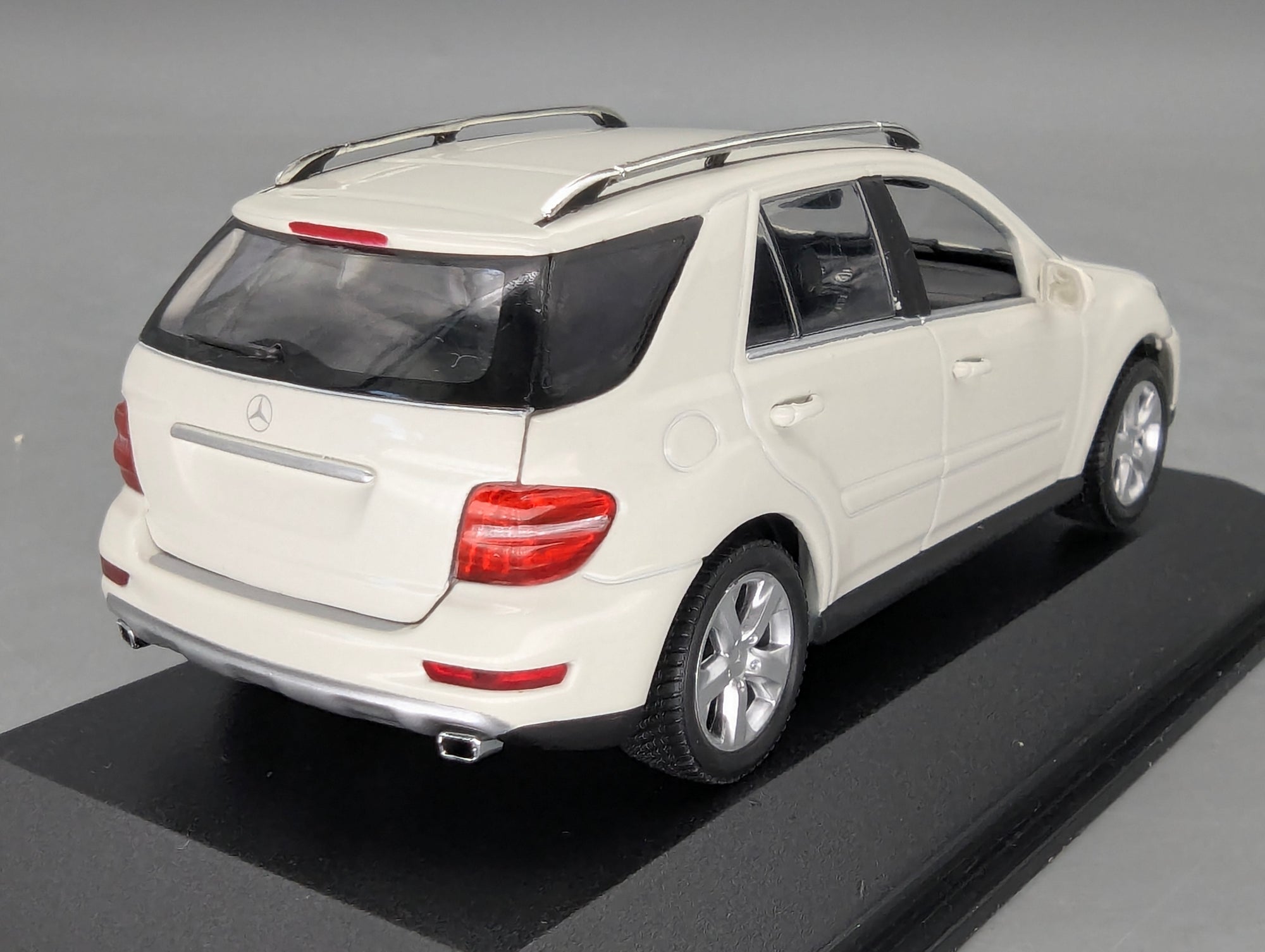 Modellautos 1:43 Minichamps Mercedes-Benz M-Klasse W164 2005 Weiß mit OVP