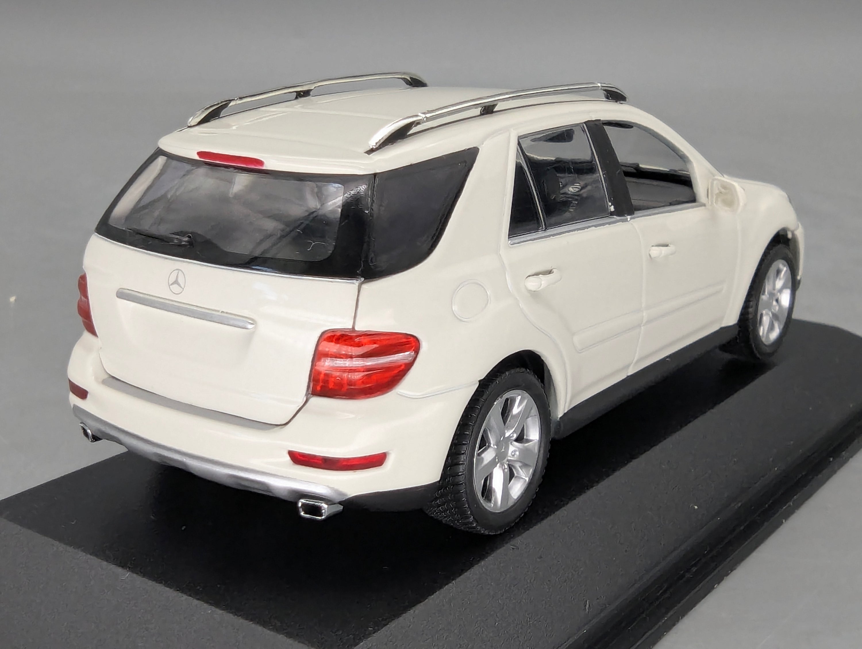 Modellautos 1:43 Minichamps Mercedes-Benz M-Klasse W164 2005 Weiß mit OVP