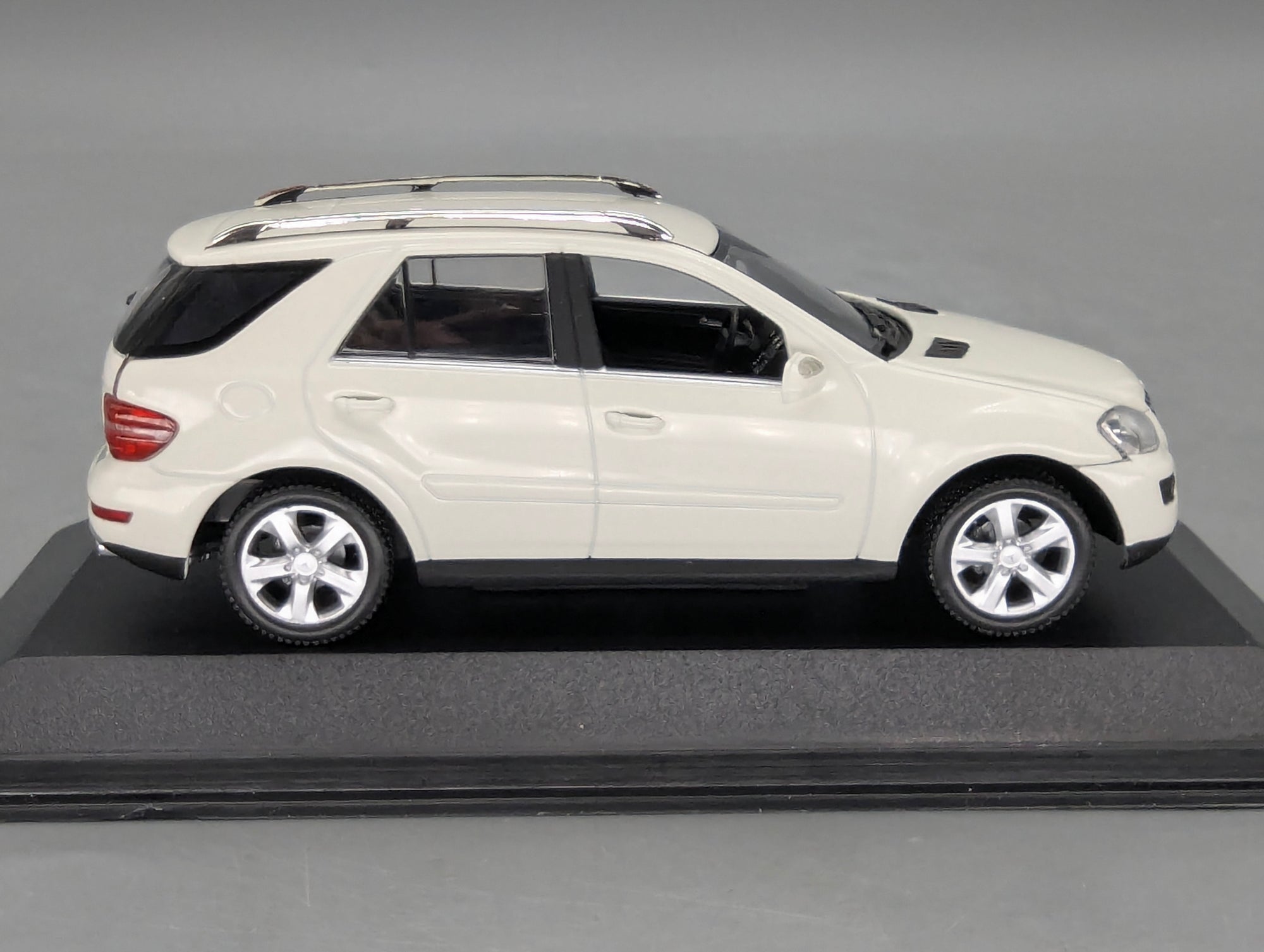 Modellautos 1:43 Minichamps Mercedes-Benz M-Klasse W164 2005 Weiß mit OVP