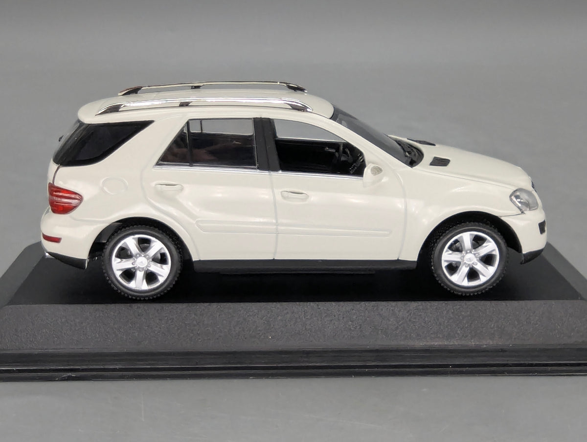 Modellautos 1:43 Minichamps Mercedes-Benz M-Klasse W164 2005 Weiß mit OVP