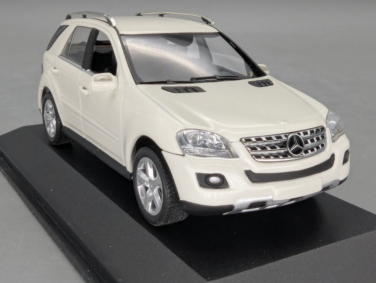 Modellautos 1:43 Minichamps Mercedes-Benz M-Klasse W164 2005 Weiß mit OVP