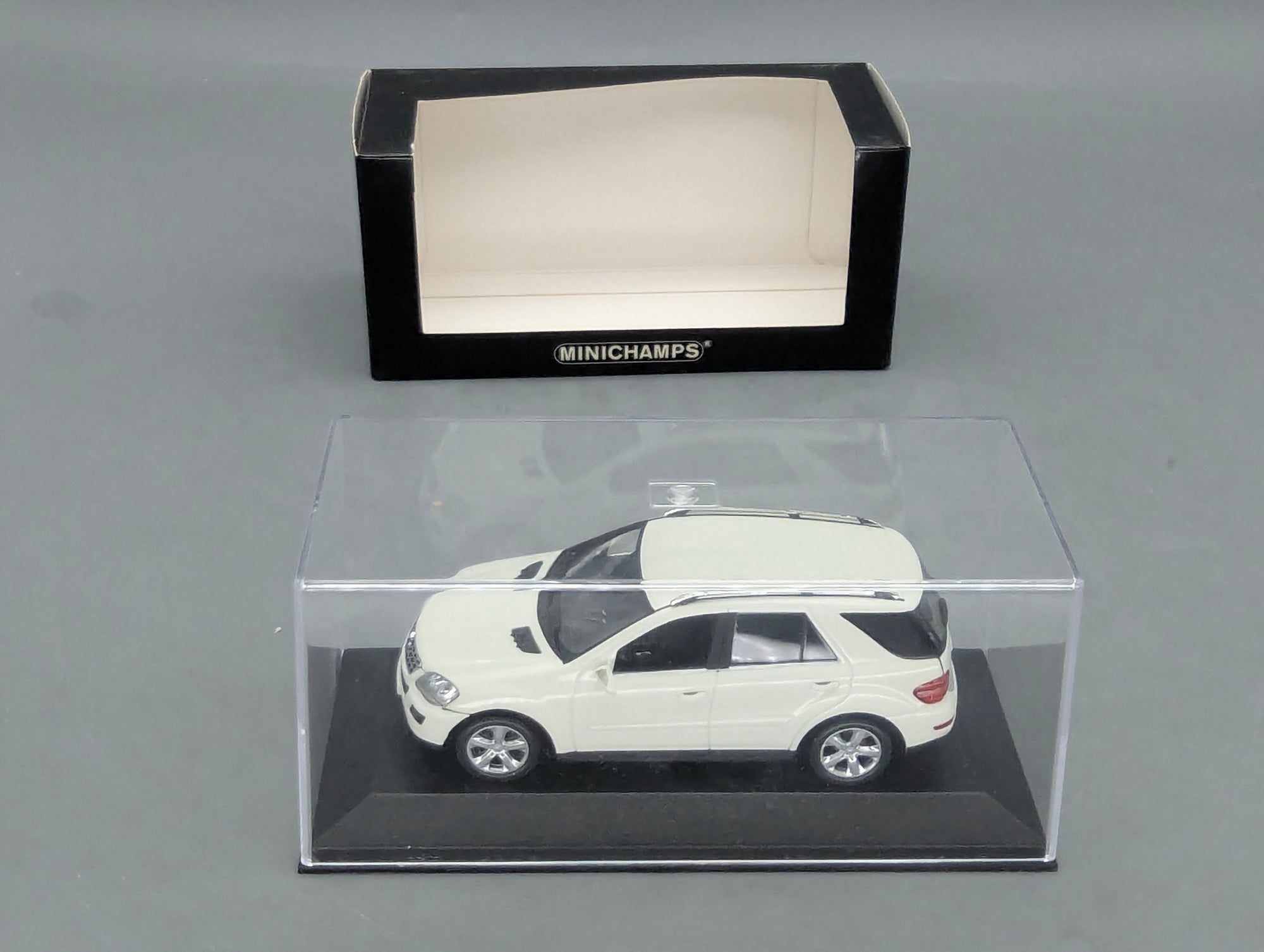 Modellautos 1:43 Minichamps Mercedes-Benz M-Klasse W164 2005 Weiß mit OVP