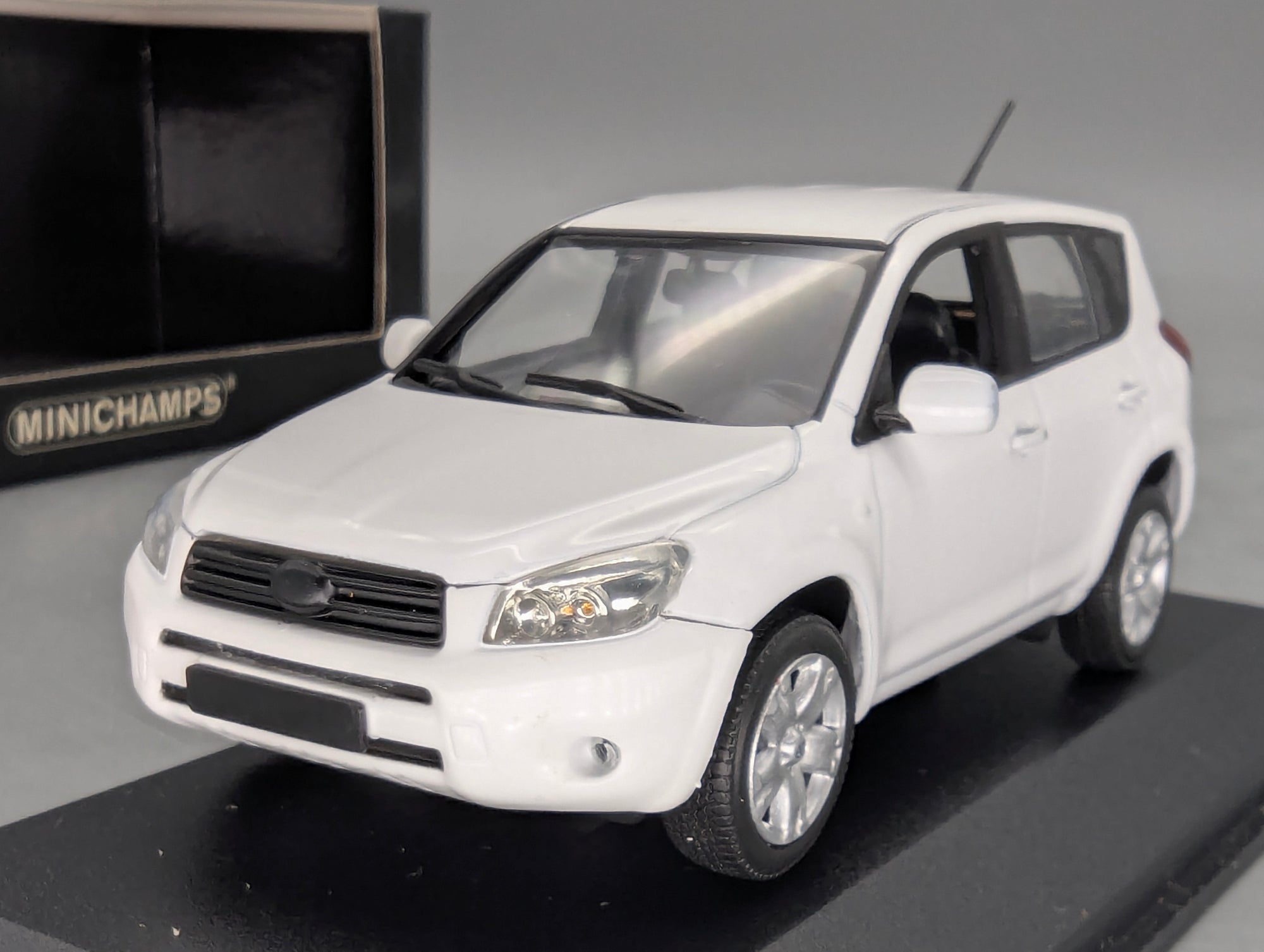 Modellautos 1:43 Minichamps Toyota RAV4 2006 White Schneeweiß mit OVP