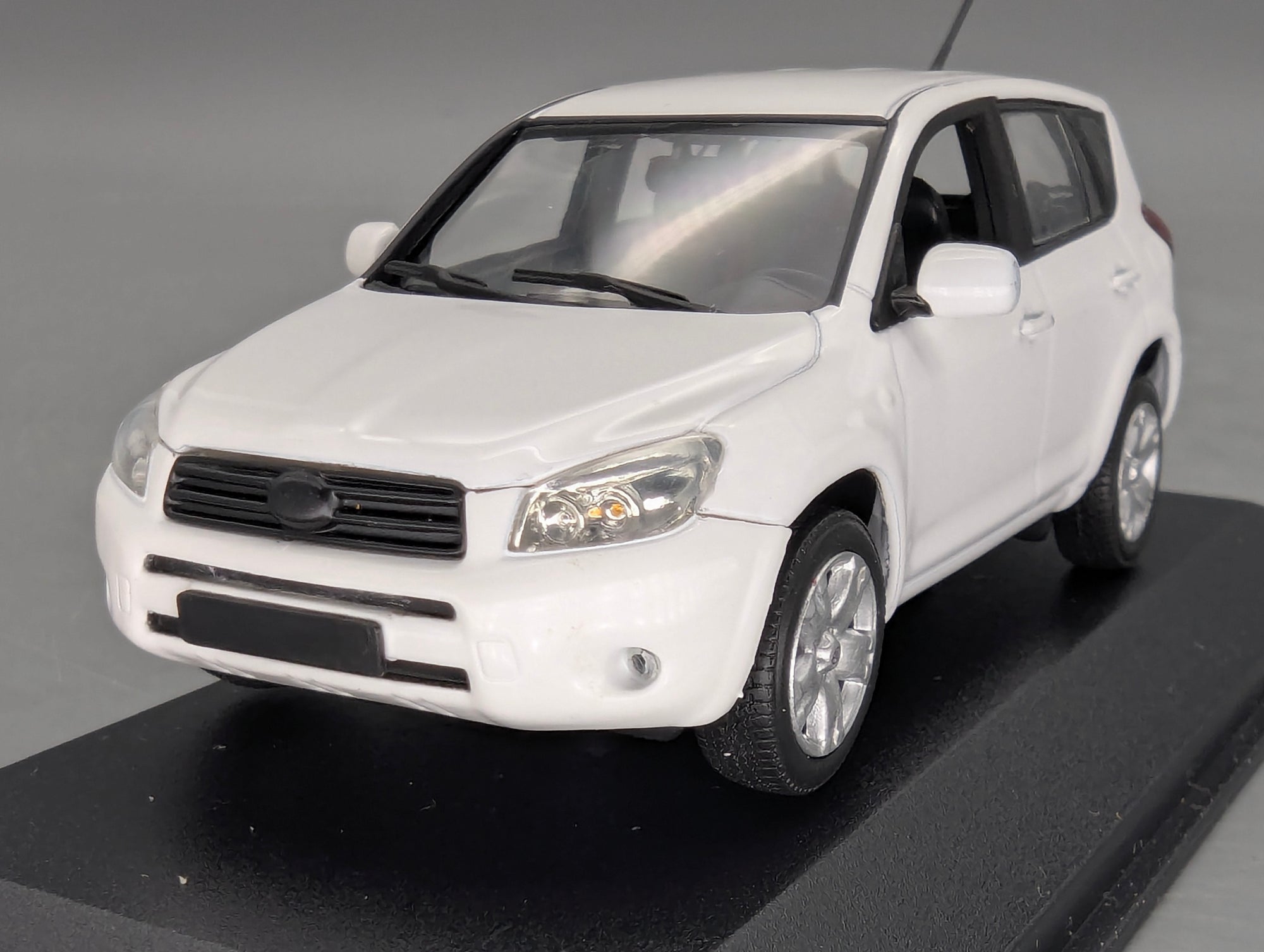 Modellautos 1:43 Minichamps Toyota RAV4 2006 White Schneeweiß mit OVP