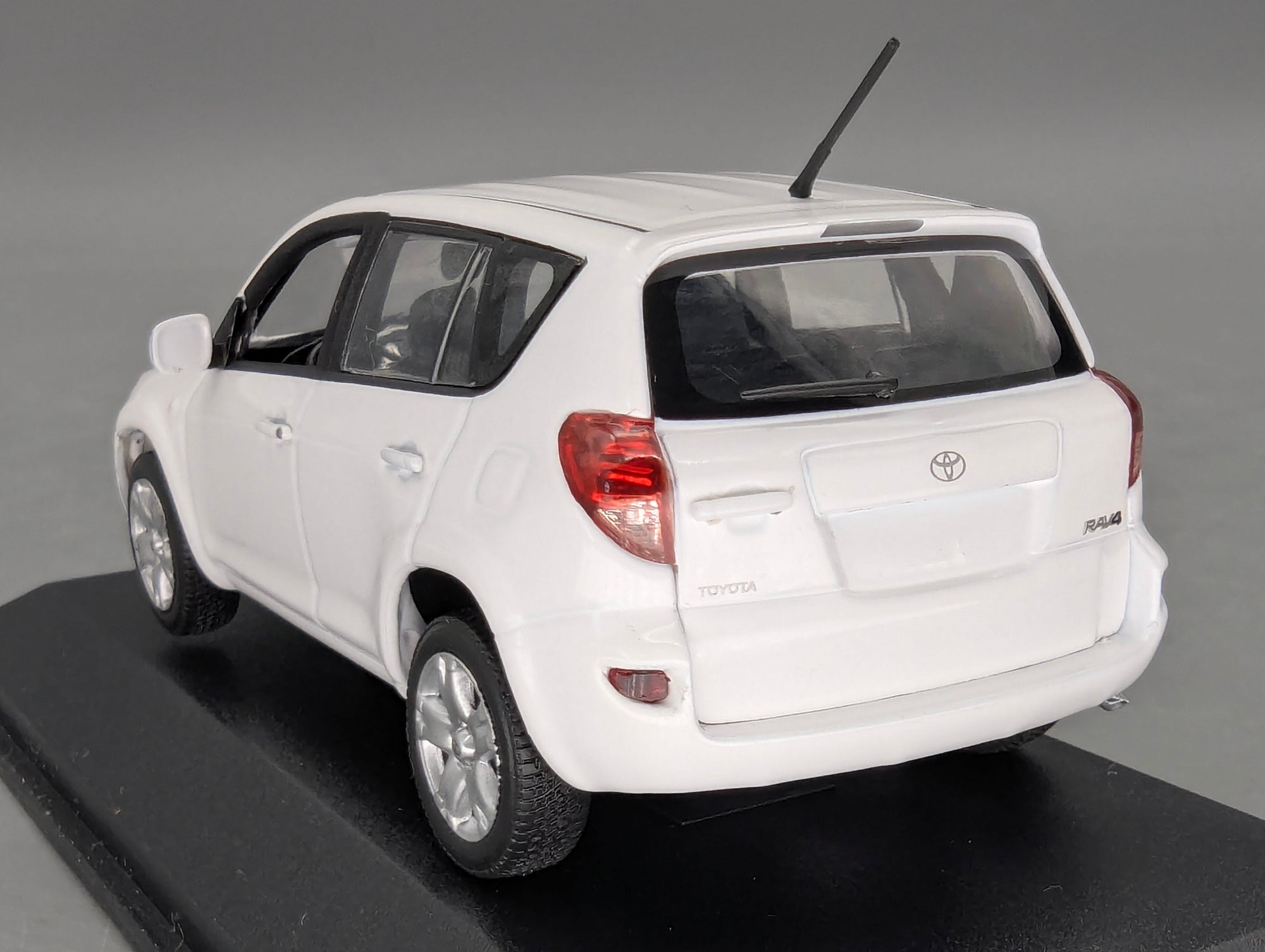Modellautos 1:43 Minichamps Toyota RAV4 2006 White Schneeweiß mit OVP