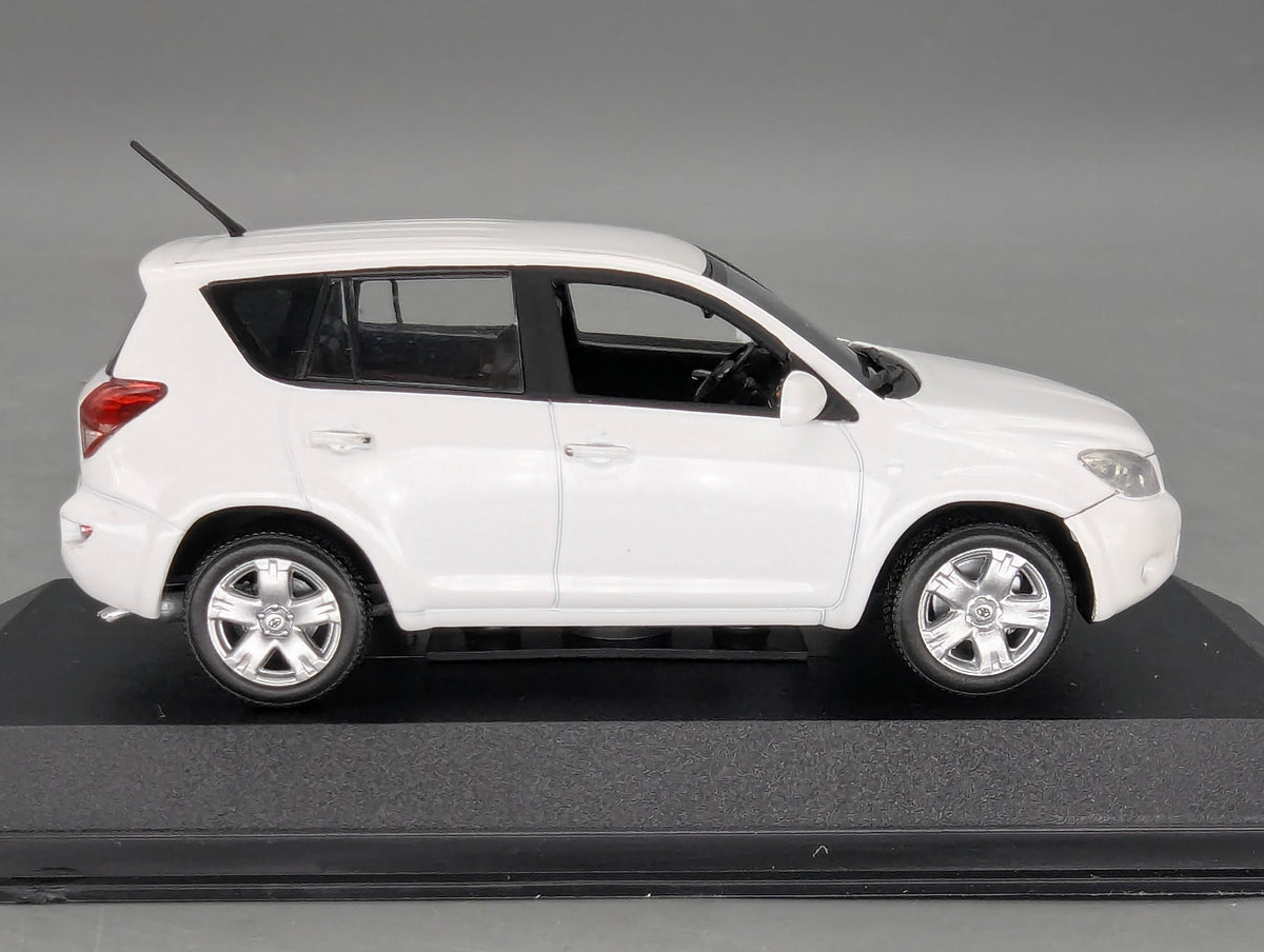 Modellautos 1:43 Minichamps Toyota RAV4 2006 White Schneeweiß mit OVP