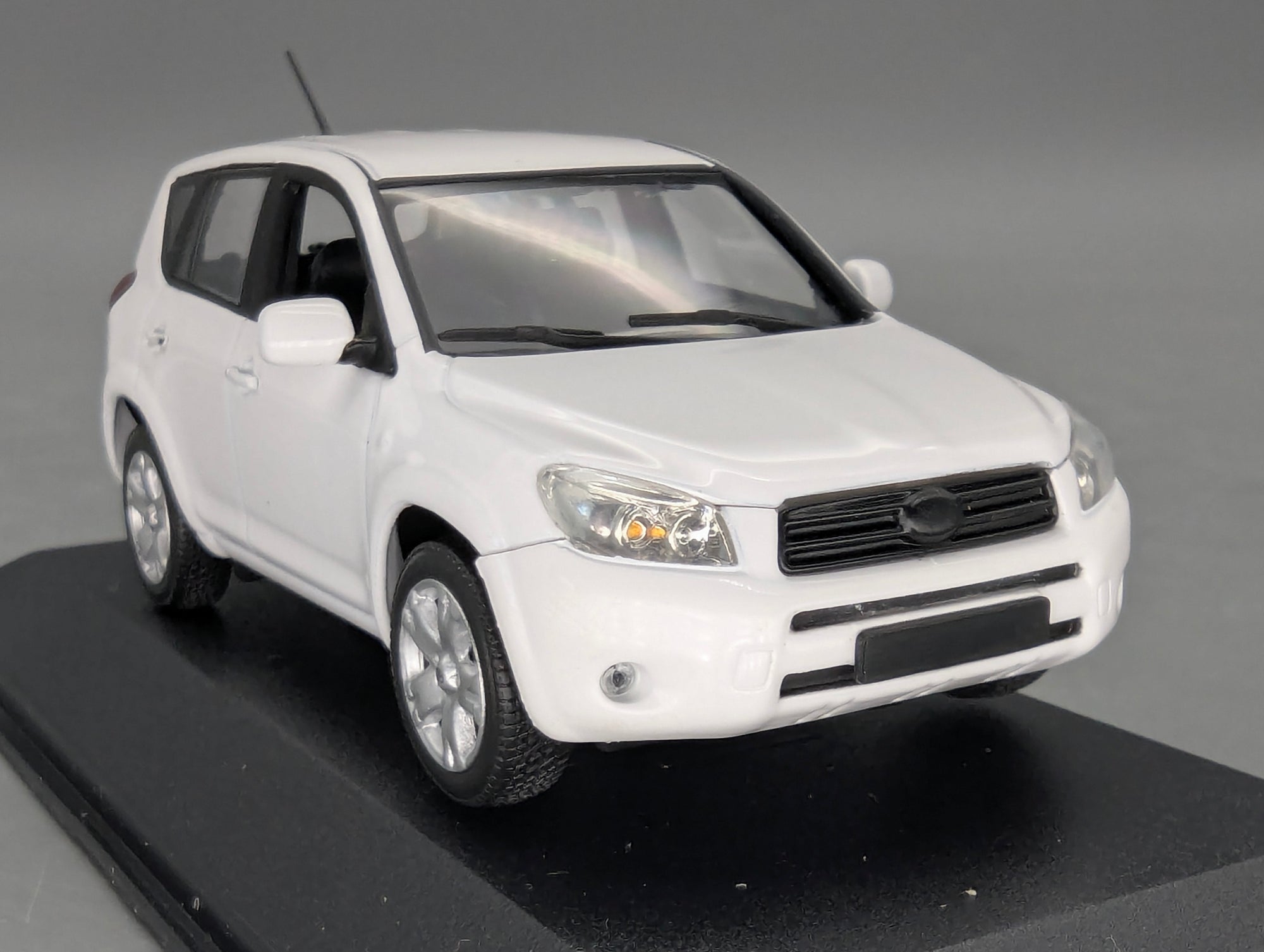 Modellautos 1:43 Minichamps Toyota RAV4 2006 White Schneeweiß mit OVP