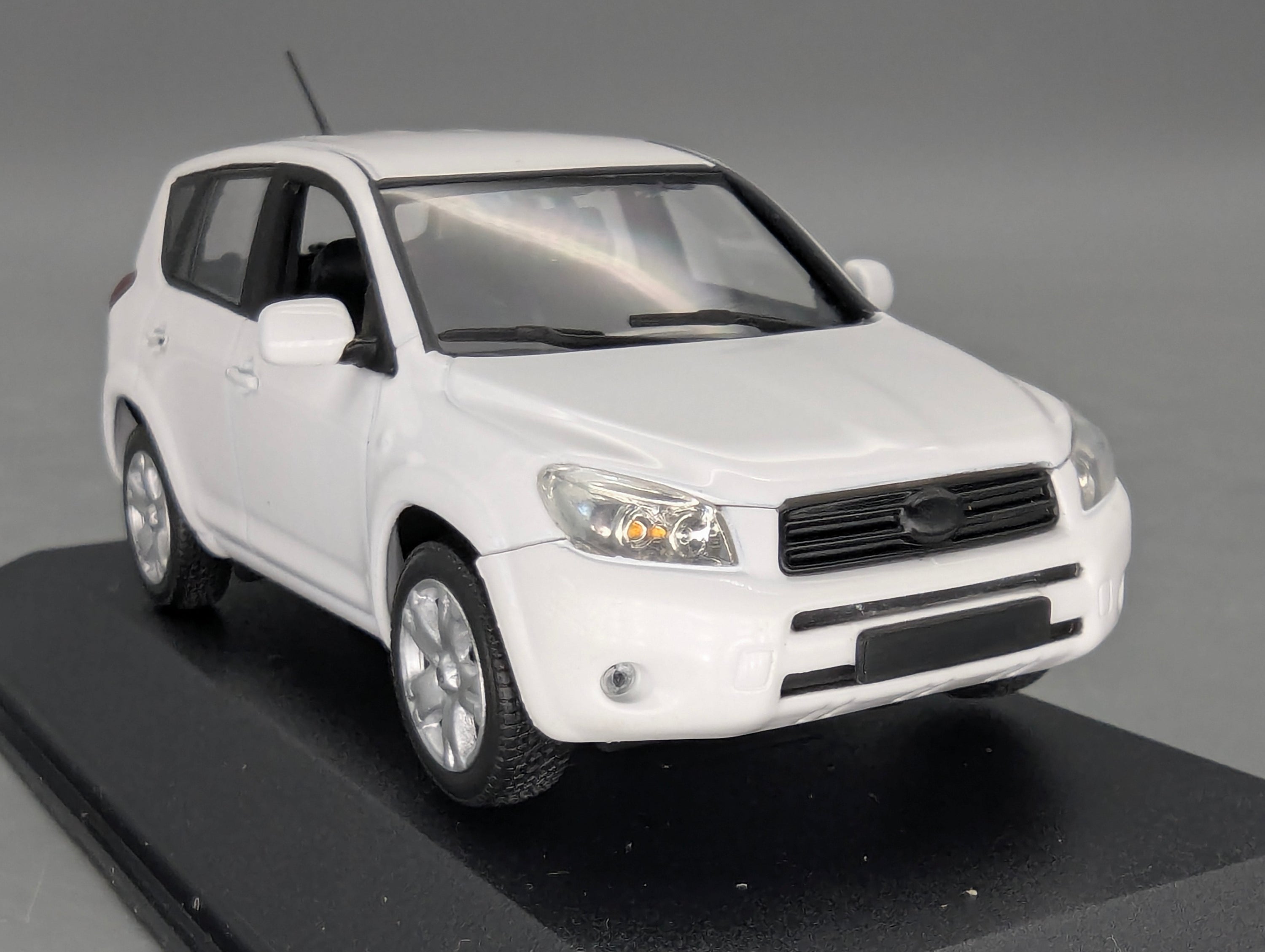 Modellautos 1:43 Minichamps Toyota RAV4 2006 White Schneeweiß mit OVP