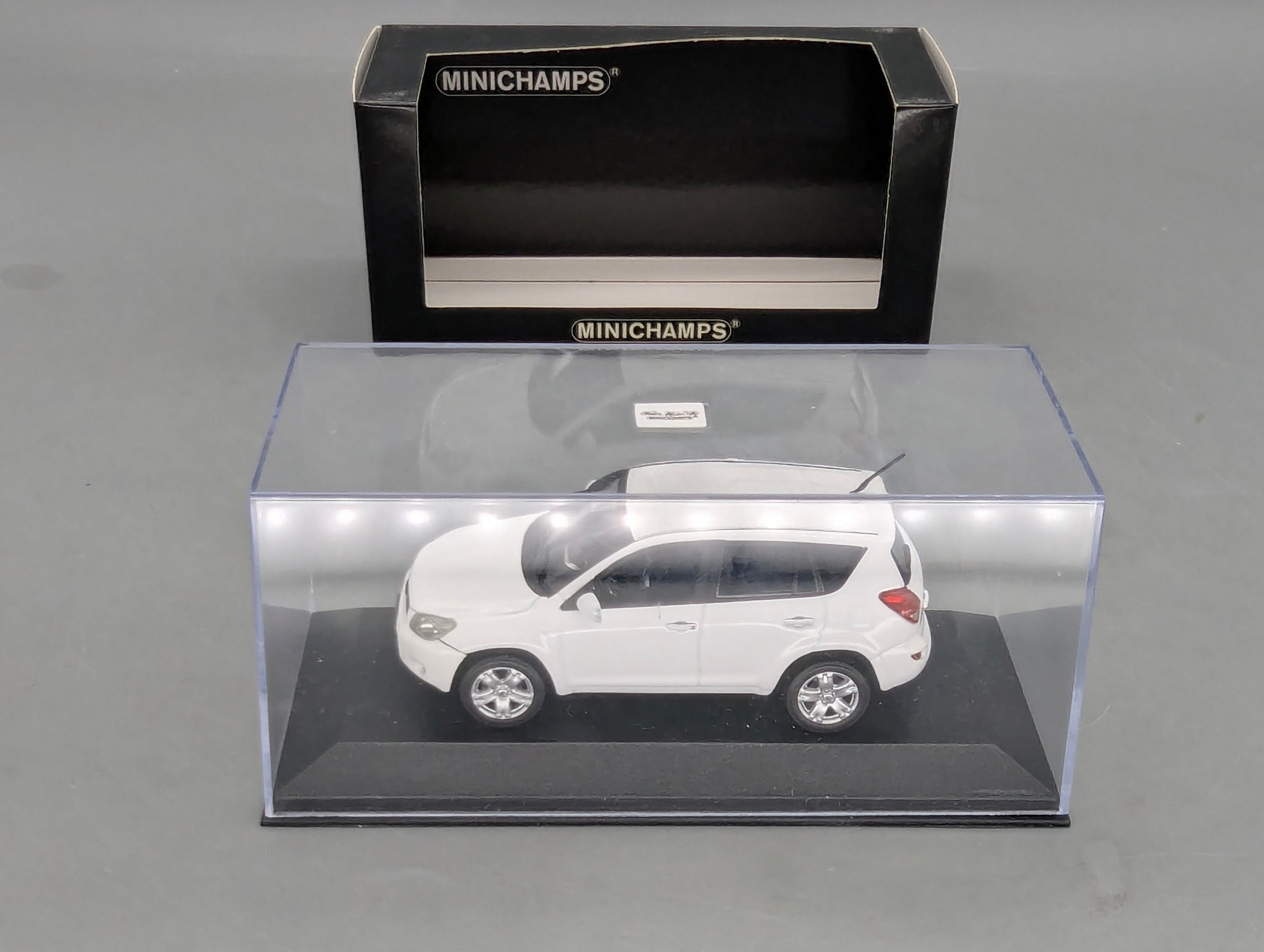 Modellautos 1:43 Minichamps Toyota RAV4 2006 White Schneeweiß mit OVP