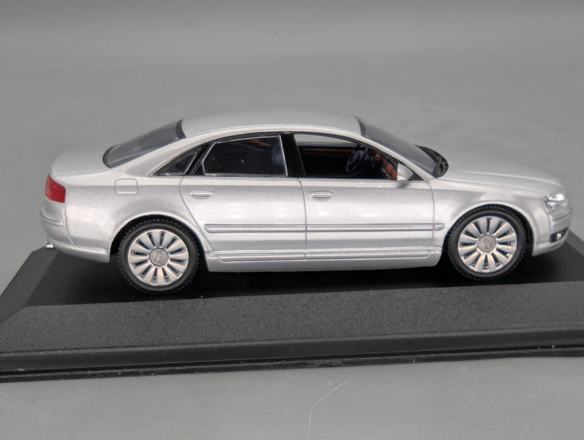 Modellautos 1:43 Minichamps Audi A8 4.2 Coupe Eissilber Metallic Silber mit Dealer OVP