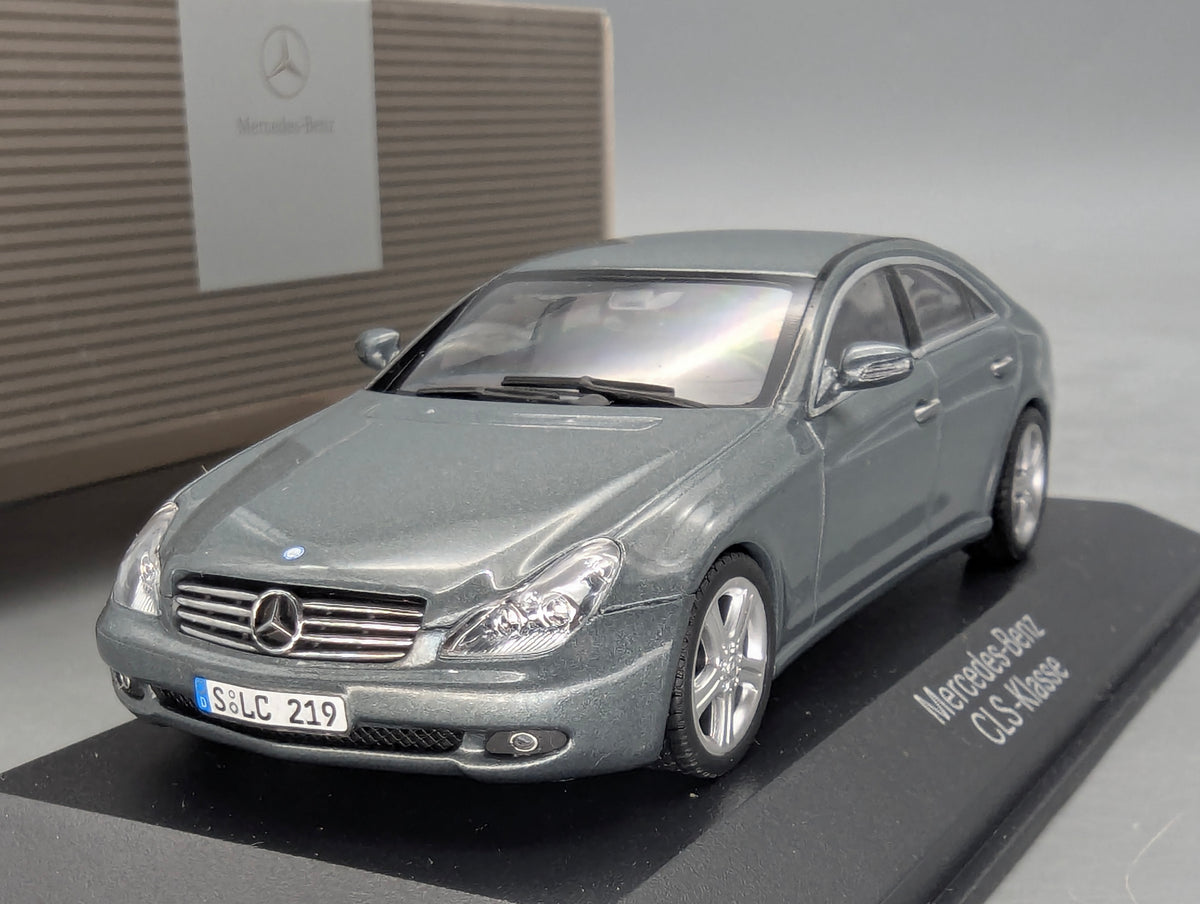 Modellautos 1:43 Minichamps Mercedes-Benz CLS-Klasse Perlitgrau Metallic mit Dealer OVP