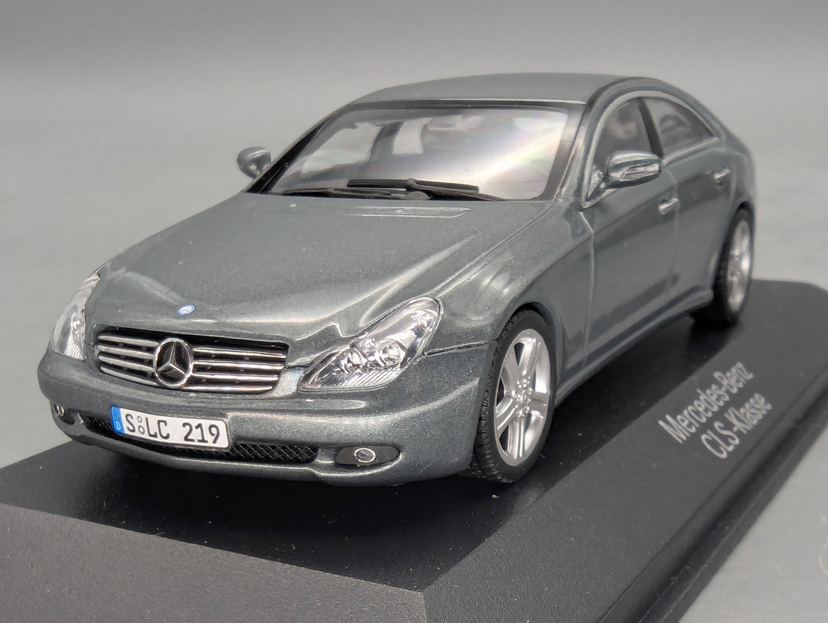 Modellautos 1:43 Minichamps Mercedes-Benz CLS-Klasse Perlitgrau Metallic mit Dealer OVP