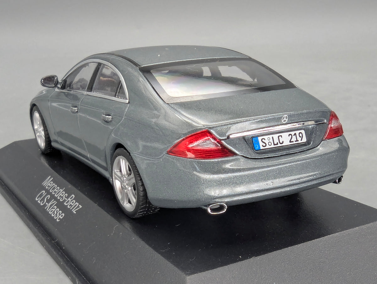 Modellautos 1:43 Minichamps Mercedes-Benz CLS-Klasse Perlitgrau Metallic mit Dealer OVP