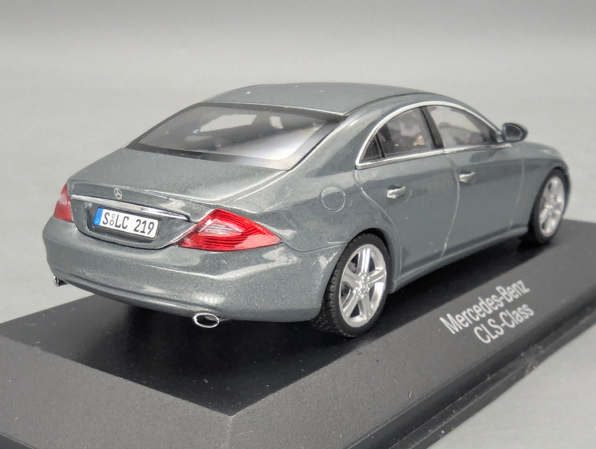 Modellautos 1:43 Minichamps Mercedes-Benz CLS-Klasse Perlitgrau Metallic mit Dealer OVP