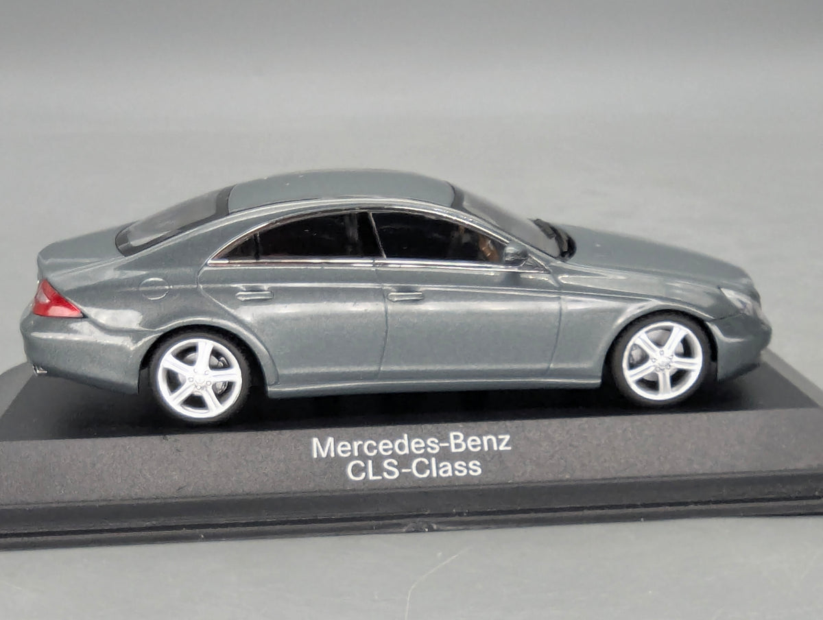 Modellautos 1:43 Minichamps Mercedes-Benz CLS-Klasse Perlitgrau Metallic mit Dealer OVP