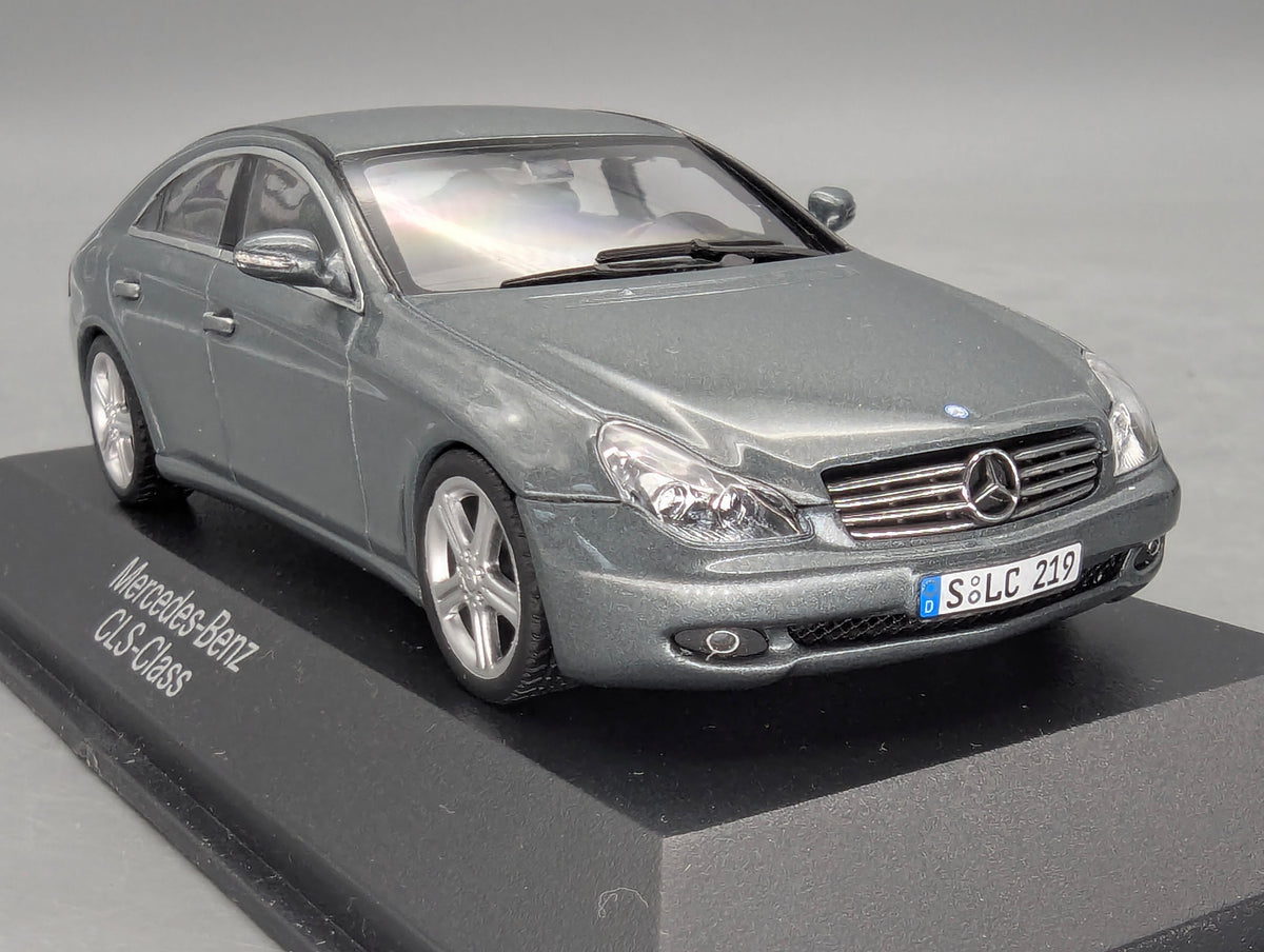 Modellautos 1:43 Minichamps Mercedes-Benz CLS-Klasse Perlitgrau Metallic mit Dealer OVP