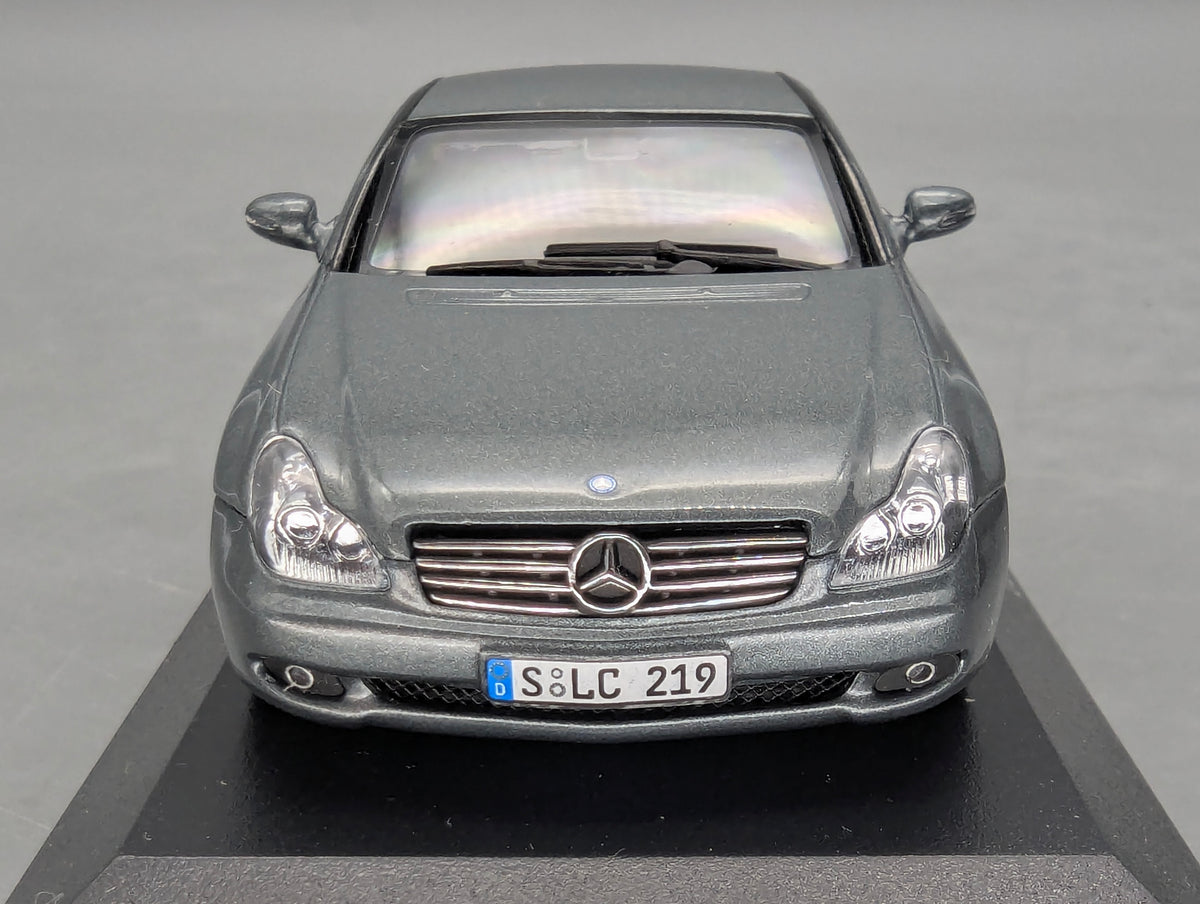 Modellautos 1:43 Minichamps Mercedes-Benz CLS-Klasse Perlitgrau Metallic mit Dealer OVP