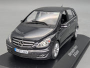 Modellautos 1:43 Minichamps Mercedes-Benz B-Klasse Kosmosschwarz mit Dealer OVP