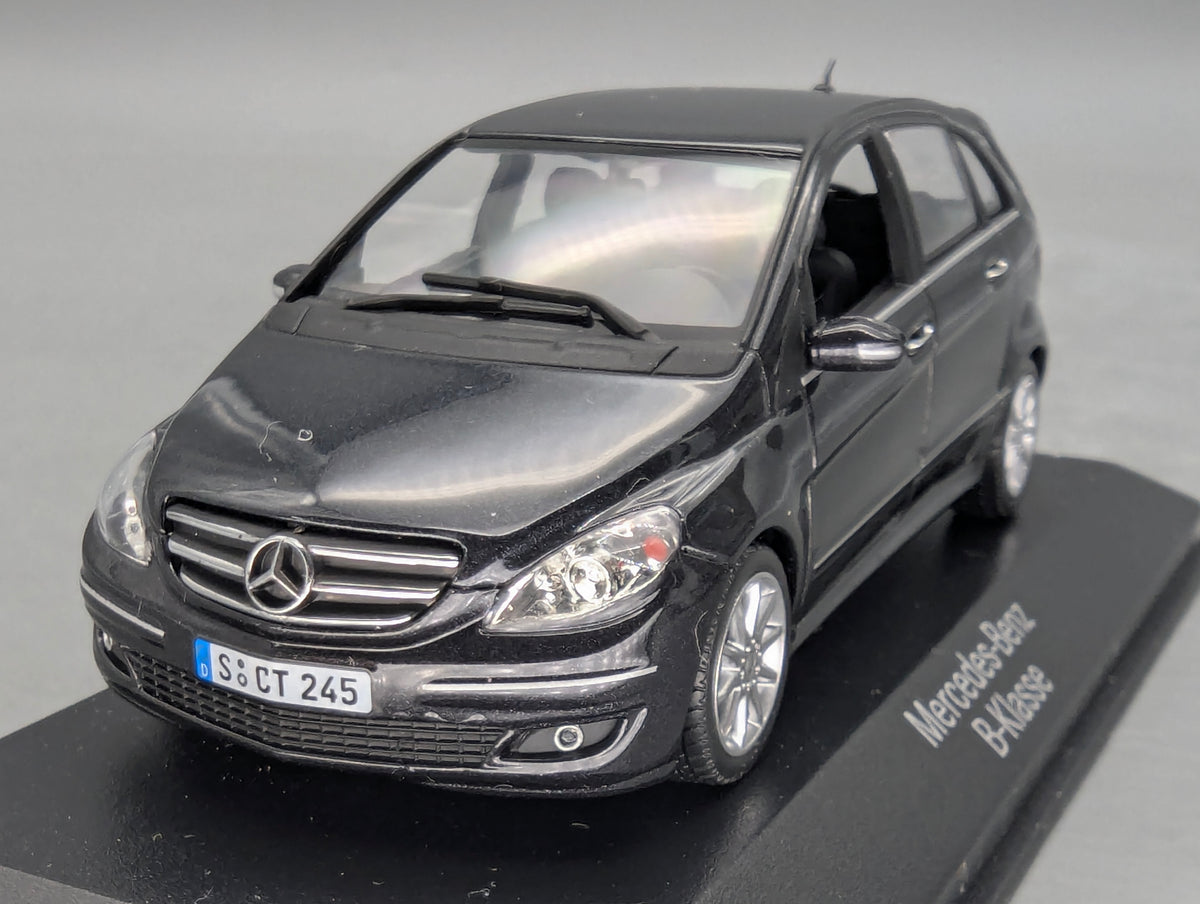 Modellautos 1:43 Minichamps Mercedes-Benz B-Klasse Kosmosschwarz mit Dealer OVP