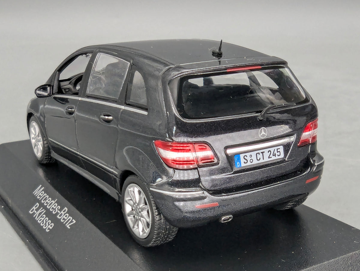 Modellautos 1:43 Minichamps Mercedes-Benz B-Klasse Kosmosschwarz mit Dealer OVP