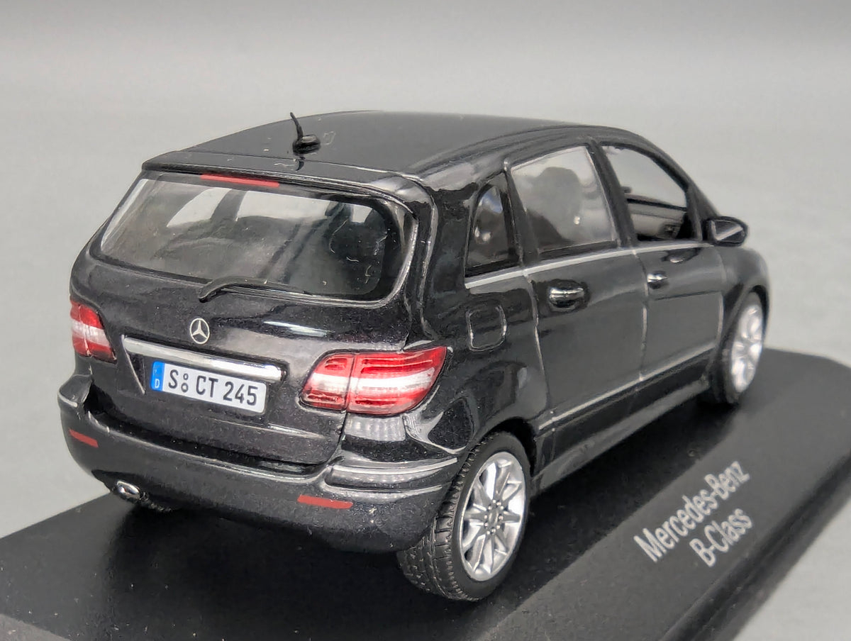 Modellautos 1:43 Minichamps Mercedes-Benz B-Klasse Kosmosschwarz mit Dealer OVP