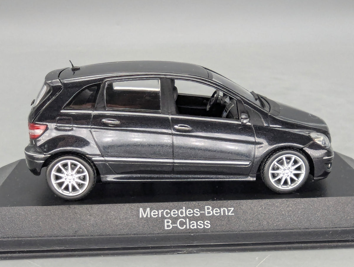 Modellautos 1:43 Minichamps Mercedes-Benz B-Klasse Kosmosschwarz mit Dealer OVP