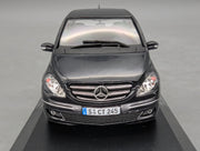 Modellautos 1:43 Minichamps Mercedes-Benz B-Klasse Kosmosschwarz mit Dealer OVP
