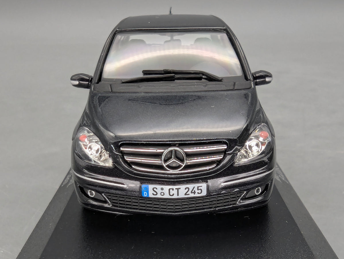 Modellautos 1:43 Minichamps Mercedes-Benz B-Klasse Kosmosschwarz mit Dealer OVP