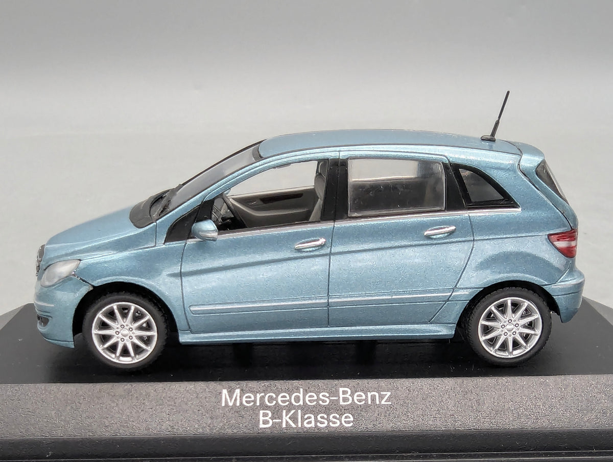 Modellautos 1:43 Minichamps Mercedes-Benz B-Klasse Quellblau mit Dealer OVP
