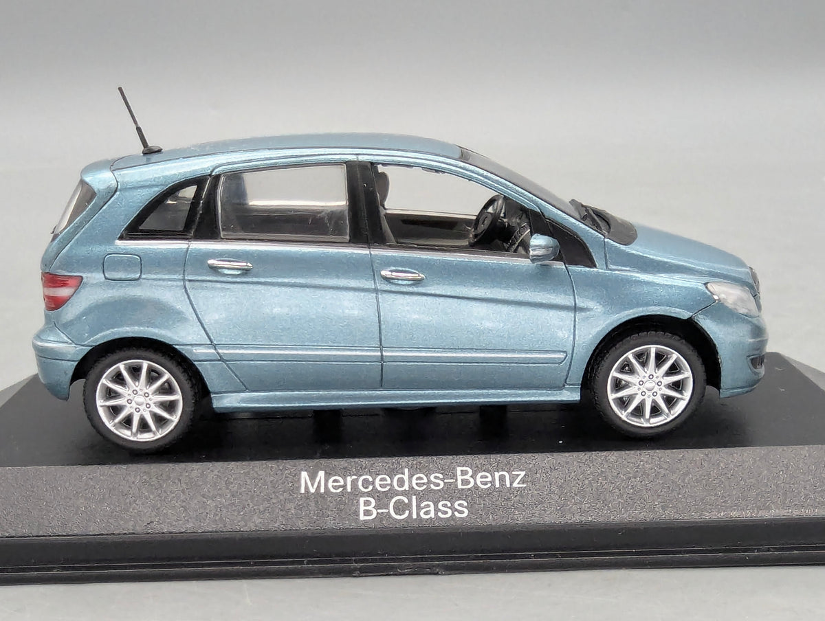 Modellautos 1:43 Minichamps Mercedes-Benz B-Klasse Quellblau mit Dealer OVP