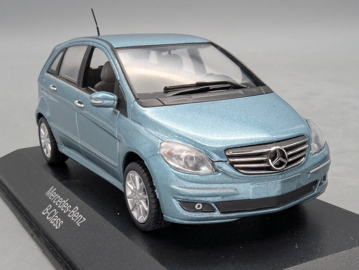 Modellautos 1:43 Minichamps Mercedes-Benz B-Klasse Quellblau mit Dealer OVP
