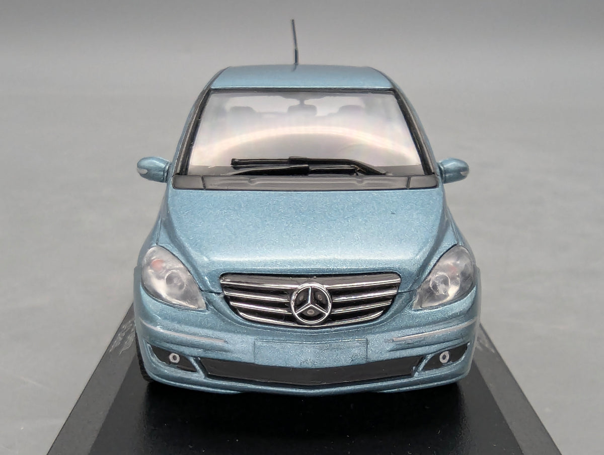 Modellautos 1:43 Minichamps Mercedes-Benz B-Klasse Quellblau mit Dealer OVP
