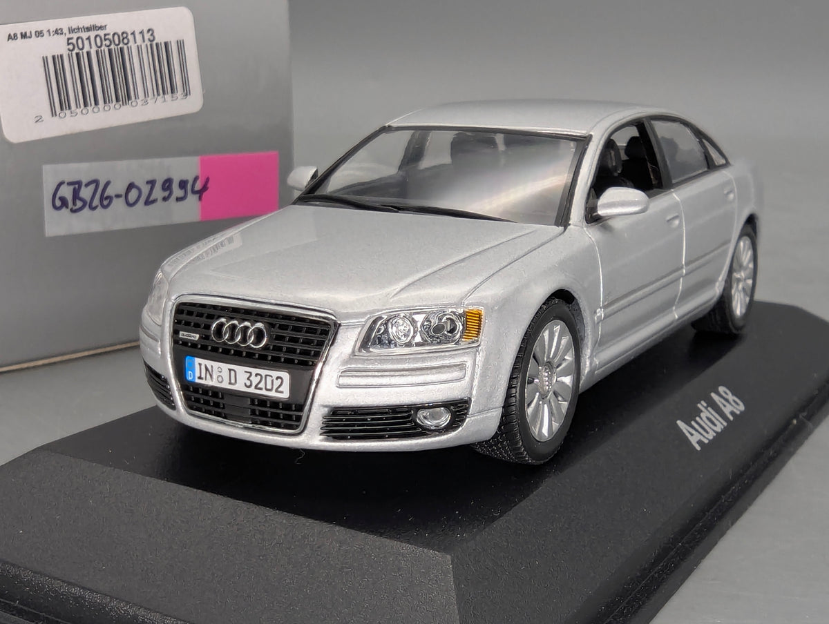Modellautos 1:43 Minichamps Audi A8 2005 Lichtsilber mit Dealer OVP