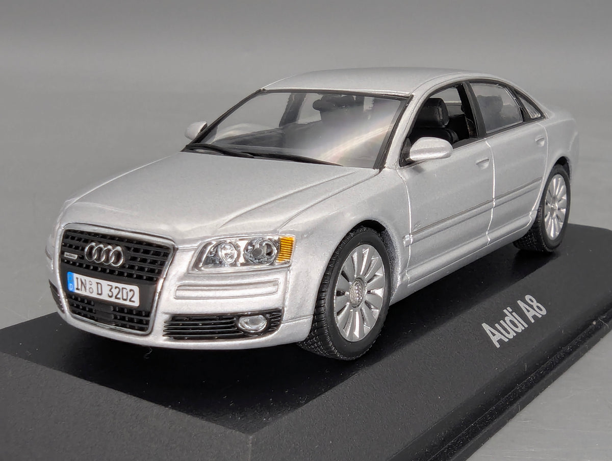Modellautos 1:43 Minichamps Audi A8 2005 Lichtsilber mit Dealer OVP